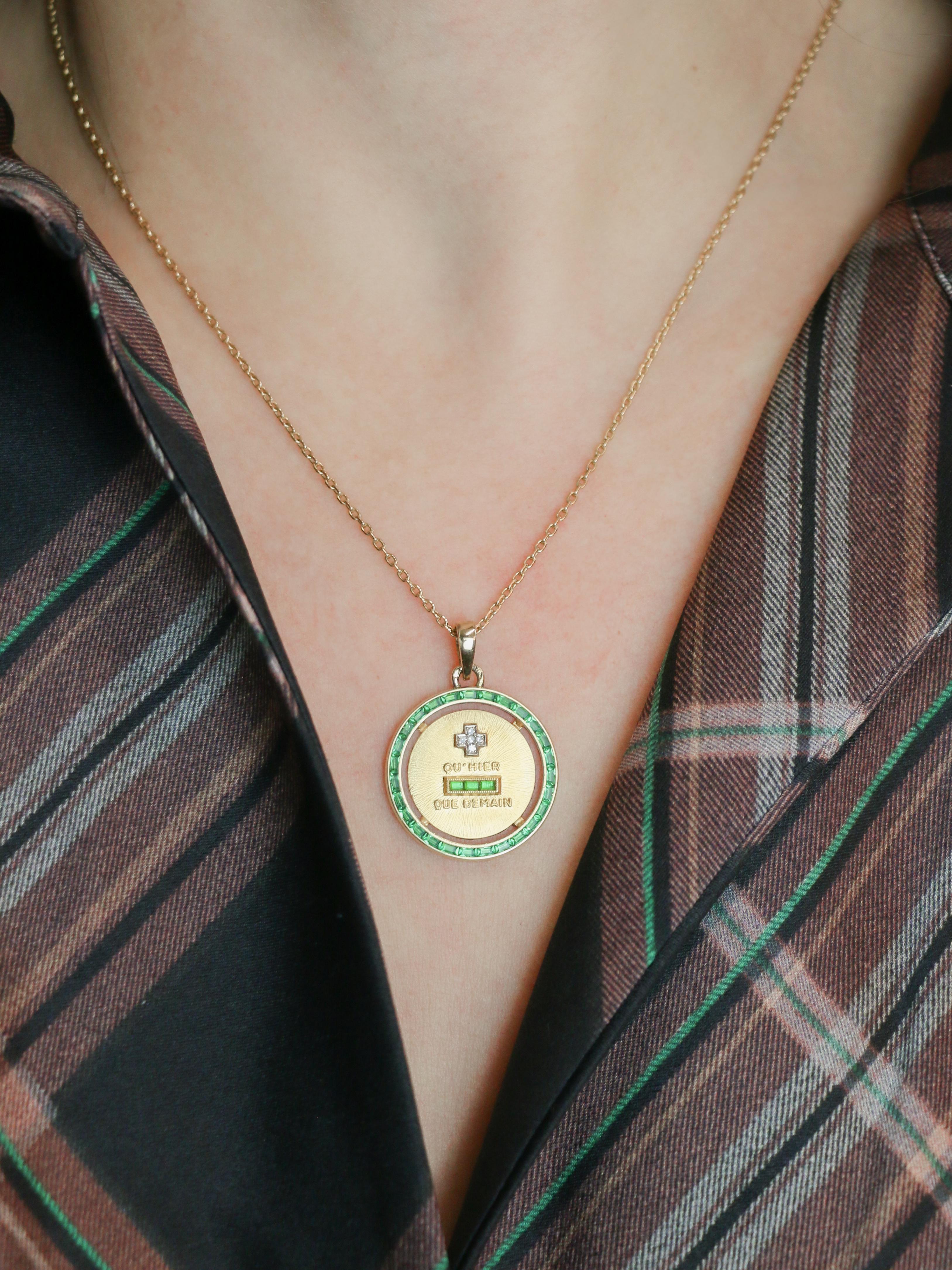 Médaille amour Augis entourage émeraudes calibrées Plus qu'hier moins que demain