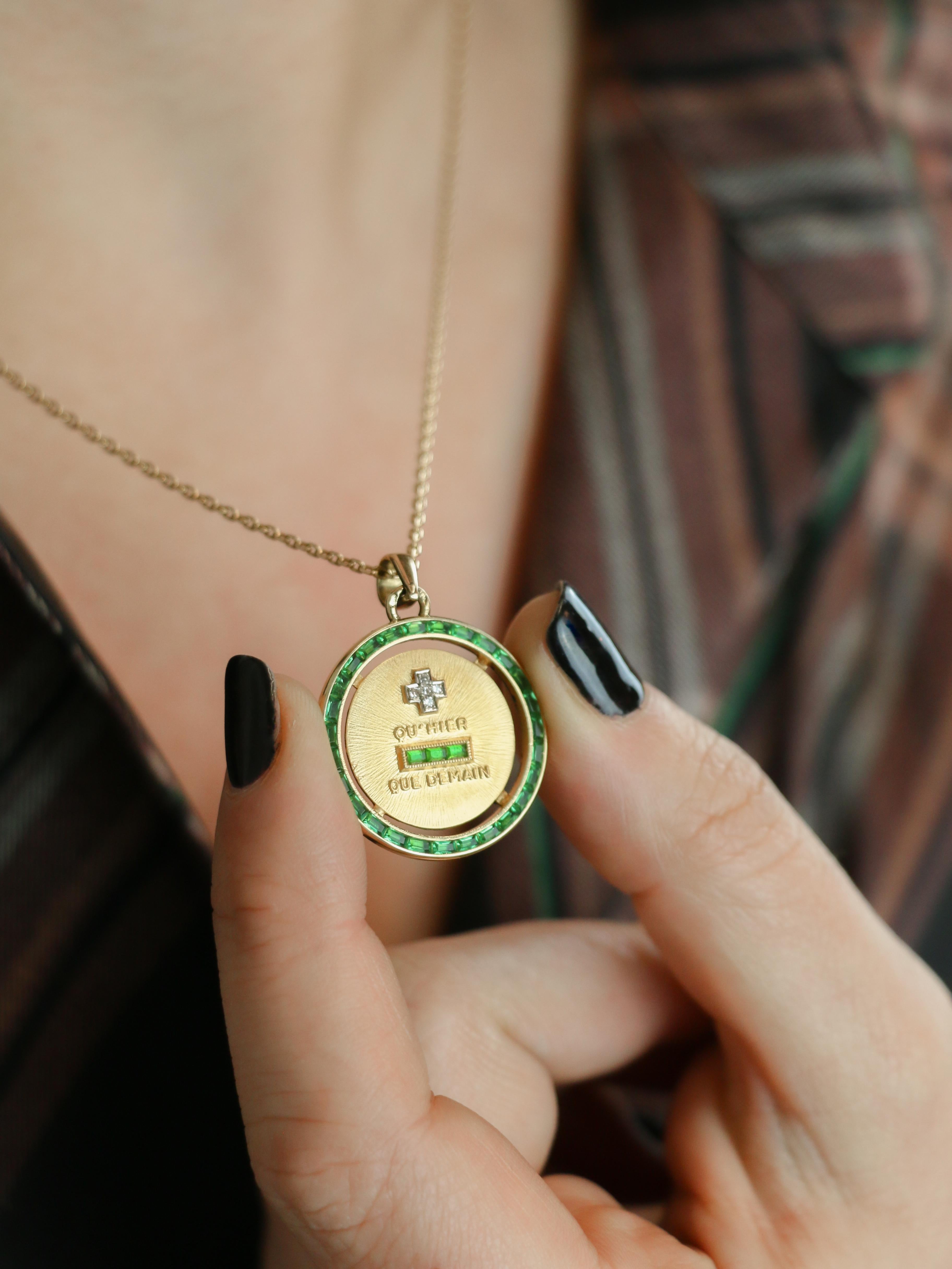 Médaille amour Augis entourage émeraudes calibrées Plus qu'hier moins que demain