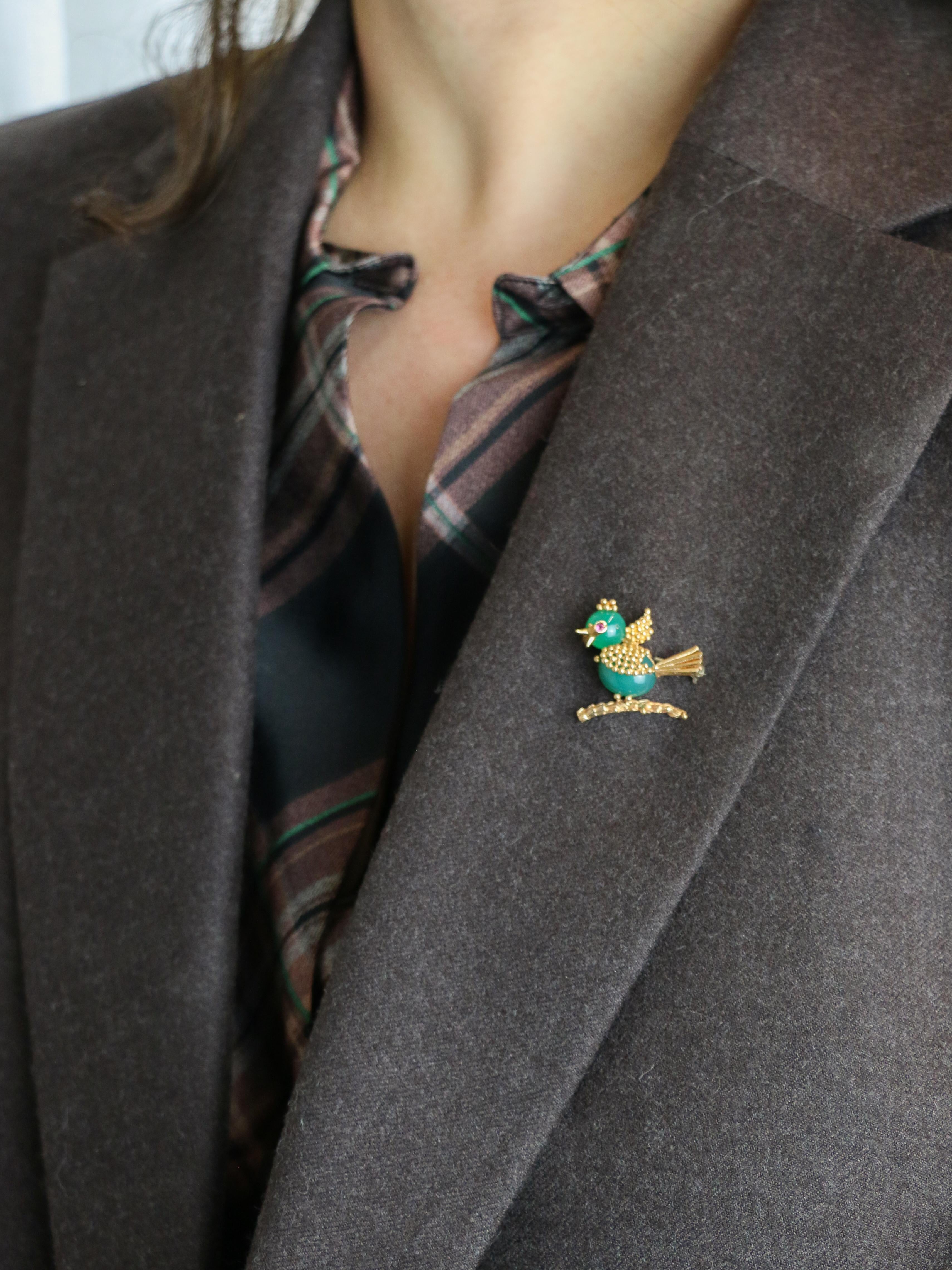 Broche oiseau vintage or jaune chrysoprase rubis