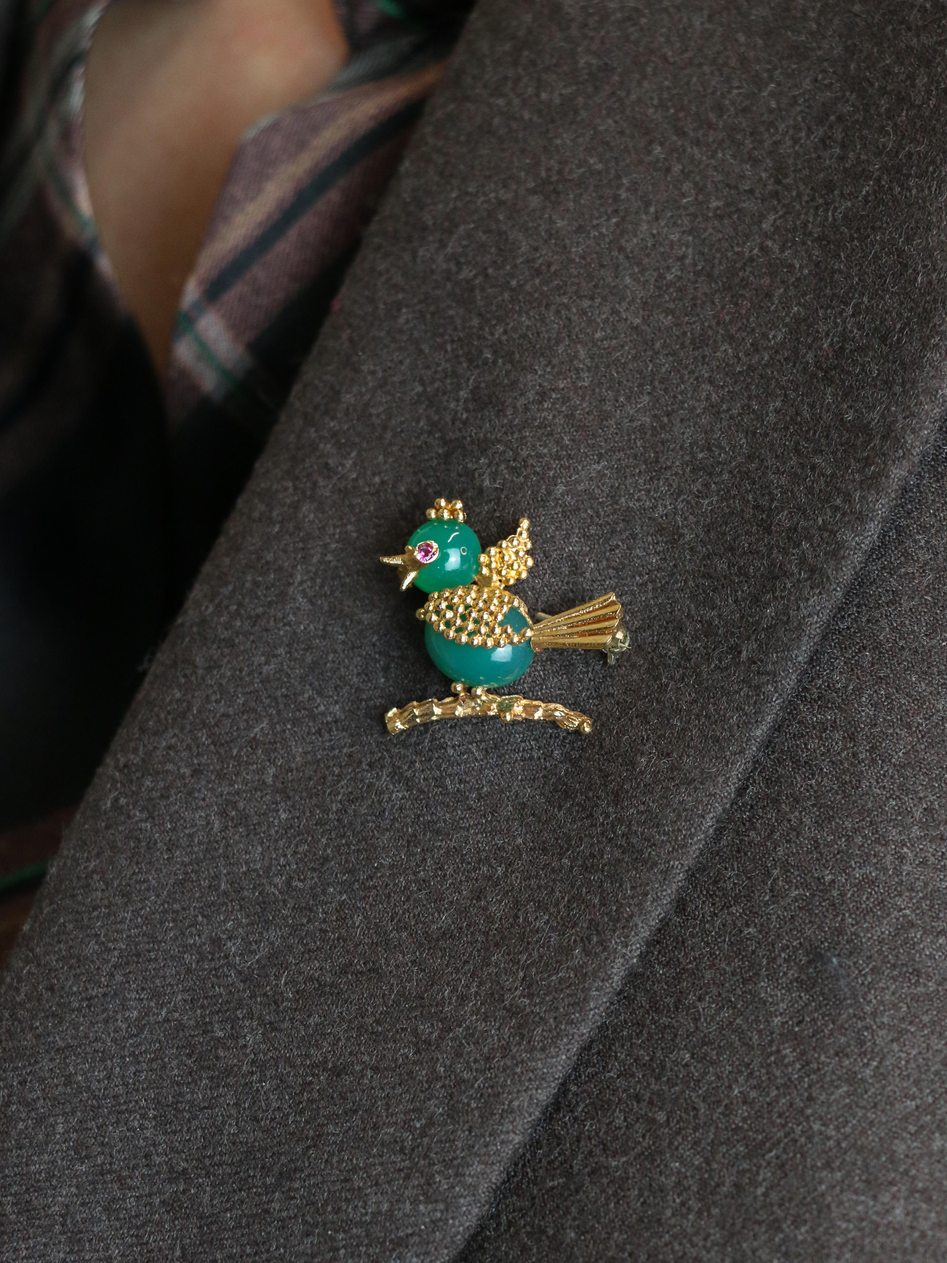 Broche oiseau vintage or jaune chrysoprase rubis