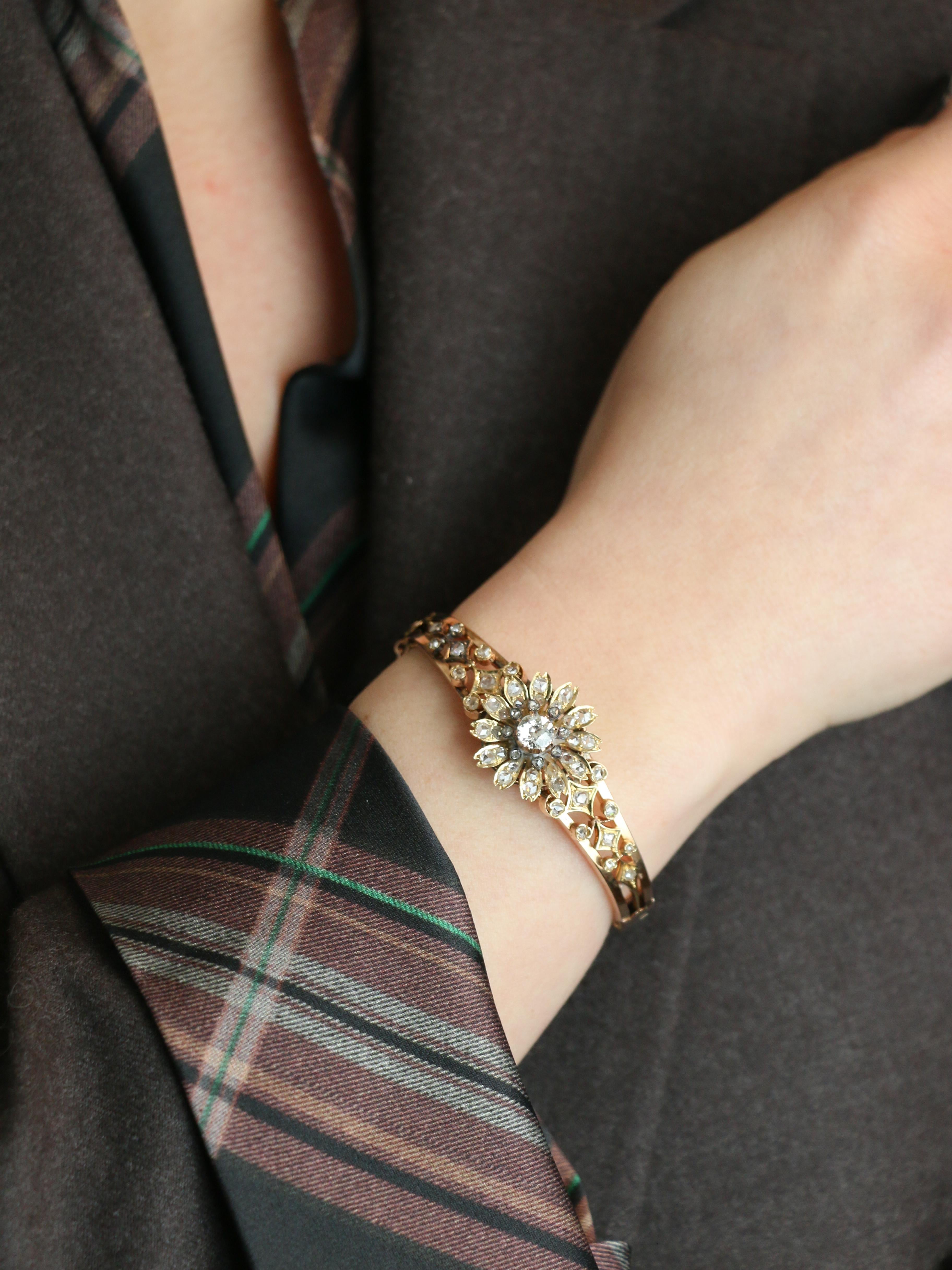 Bracelet Napoléon III fleur mobile or rose diamants taille ancienne
