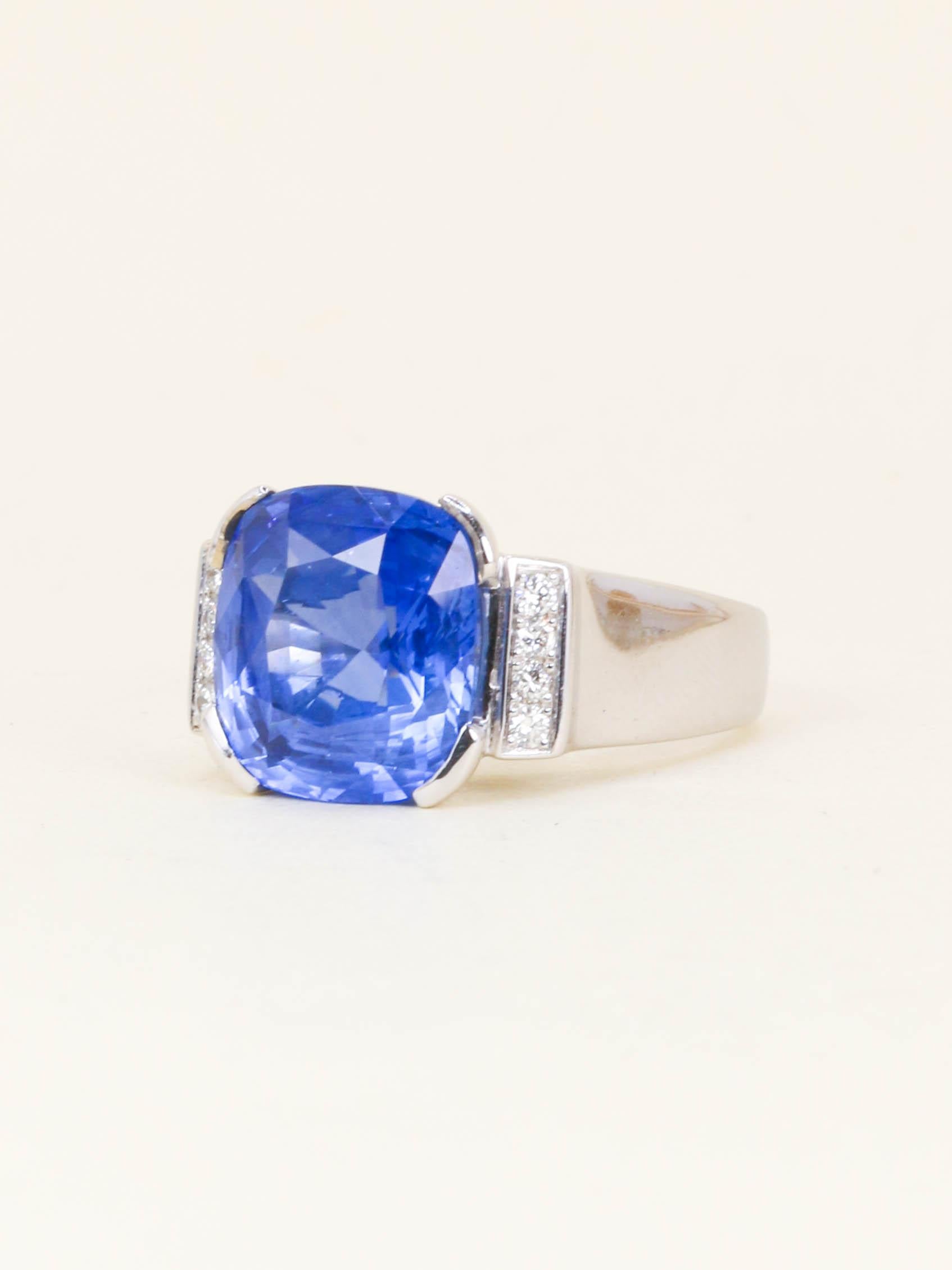 Bague cocktail Or blanc Saphir coussin Ceylan 10,81 carats