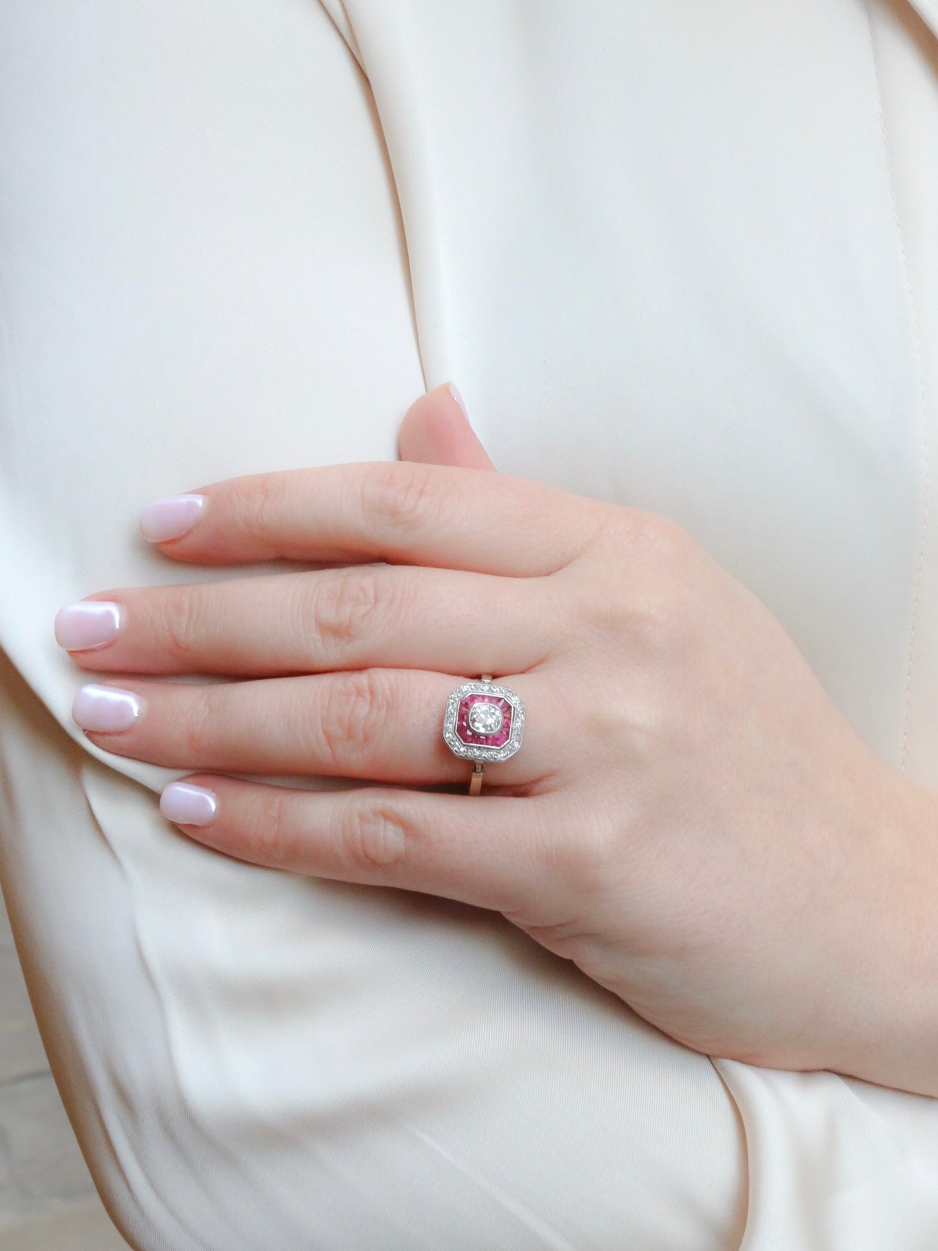 Bague Art Deco or platine diamants taille ancienne rubis calibrés