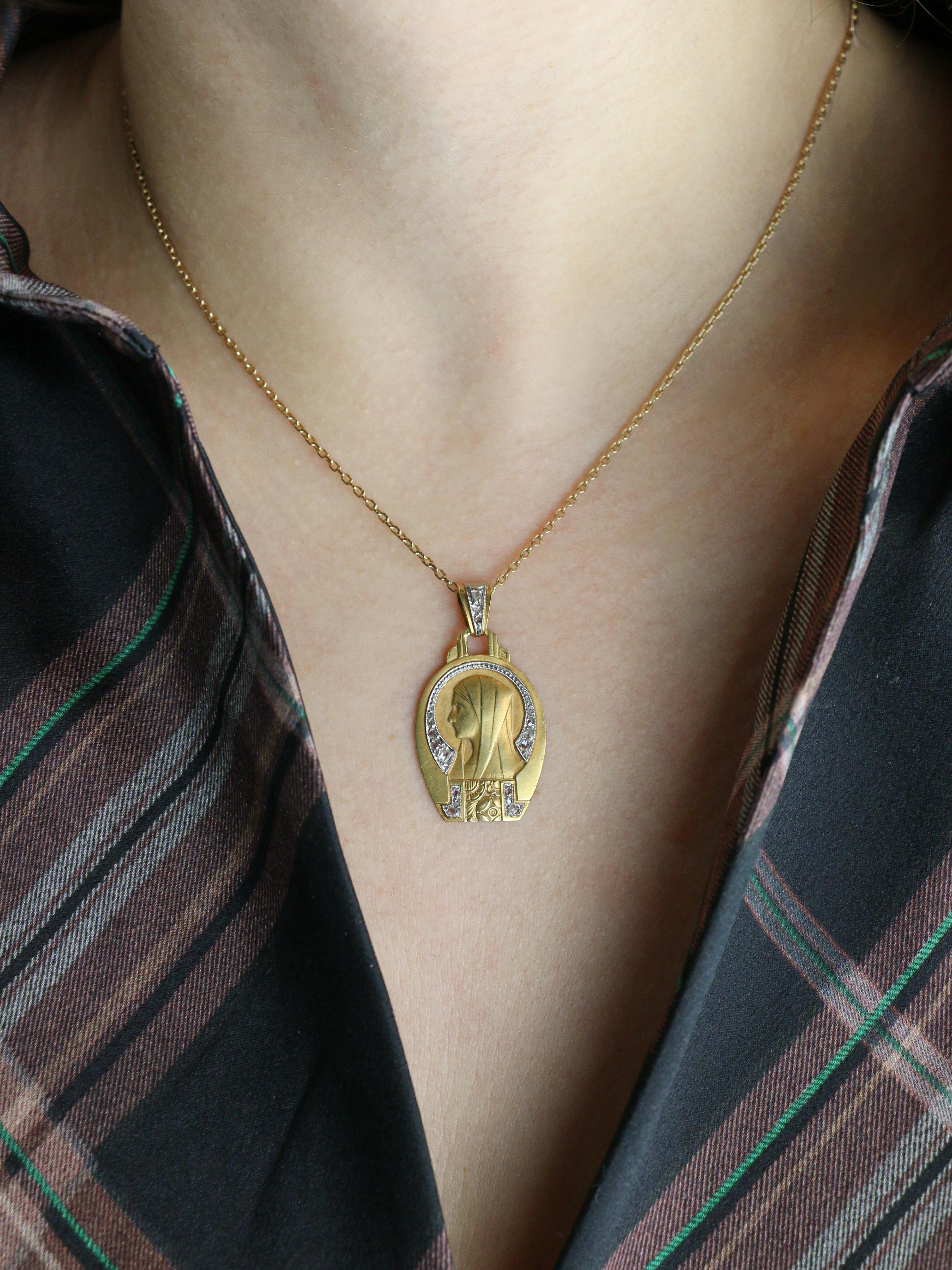 Médaille religieuse Art Deco Vierge de profil or jaune diamants taille rose