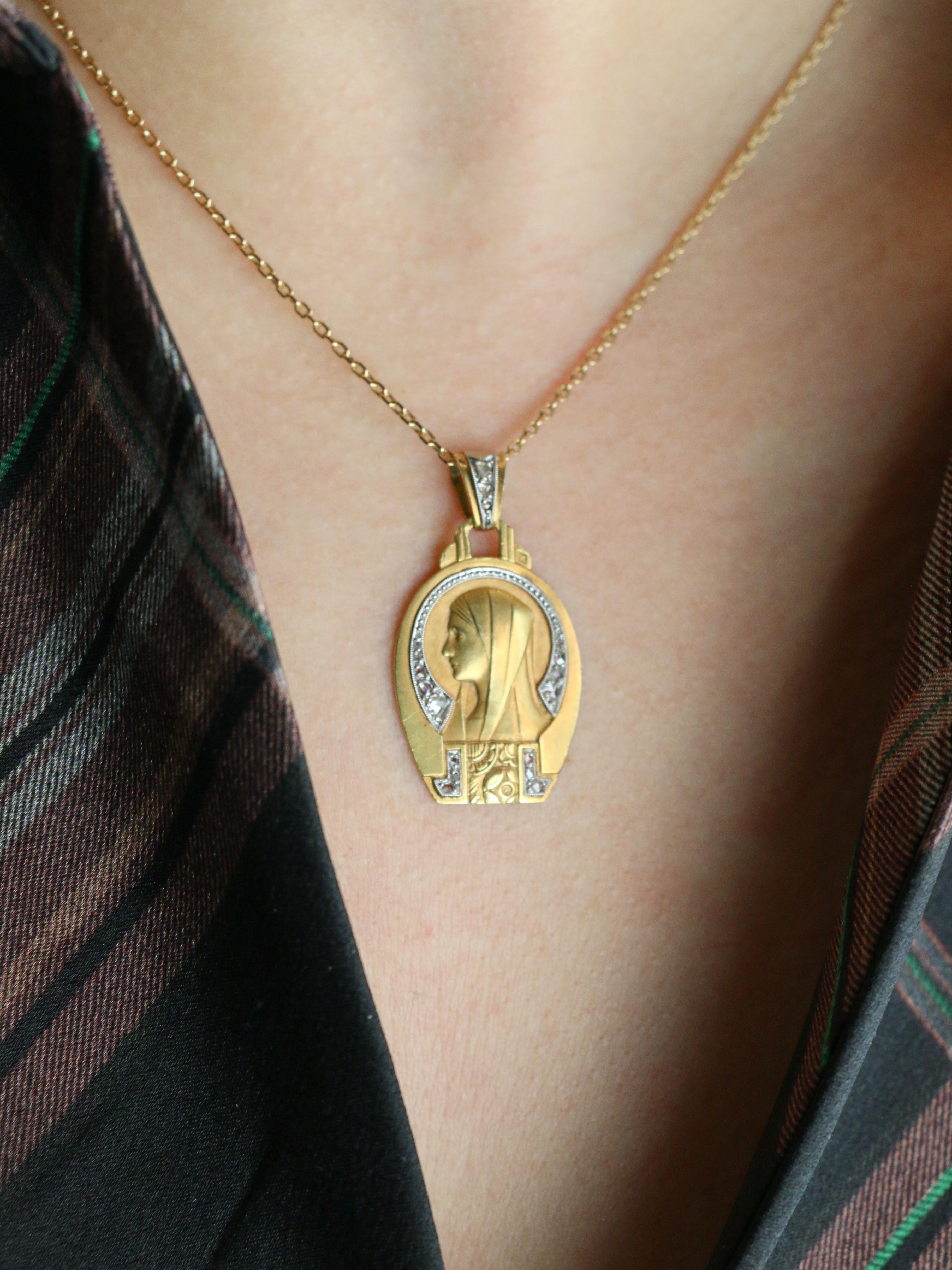 Médaille religieuse Art Deco Vierge de profil or jaune diamants taille rose