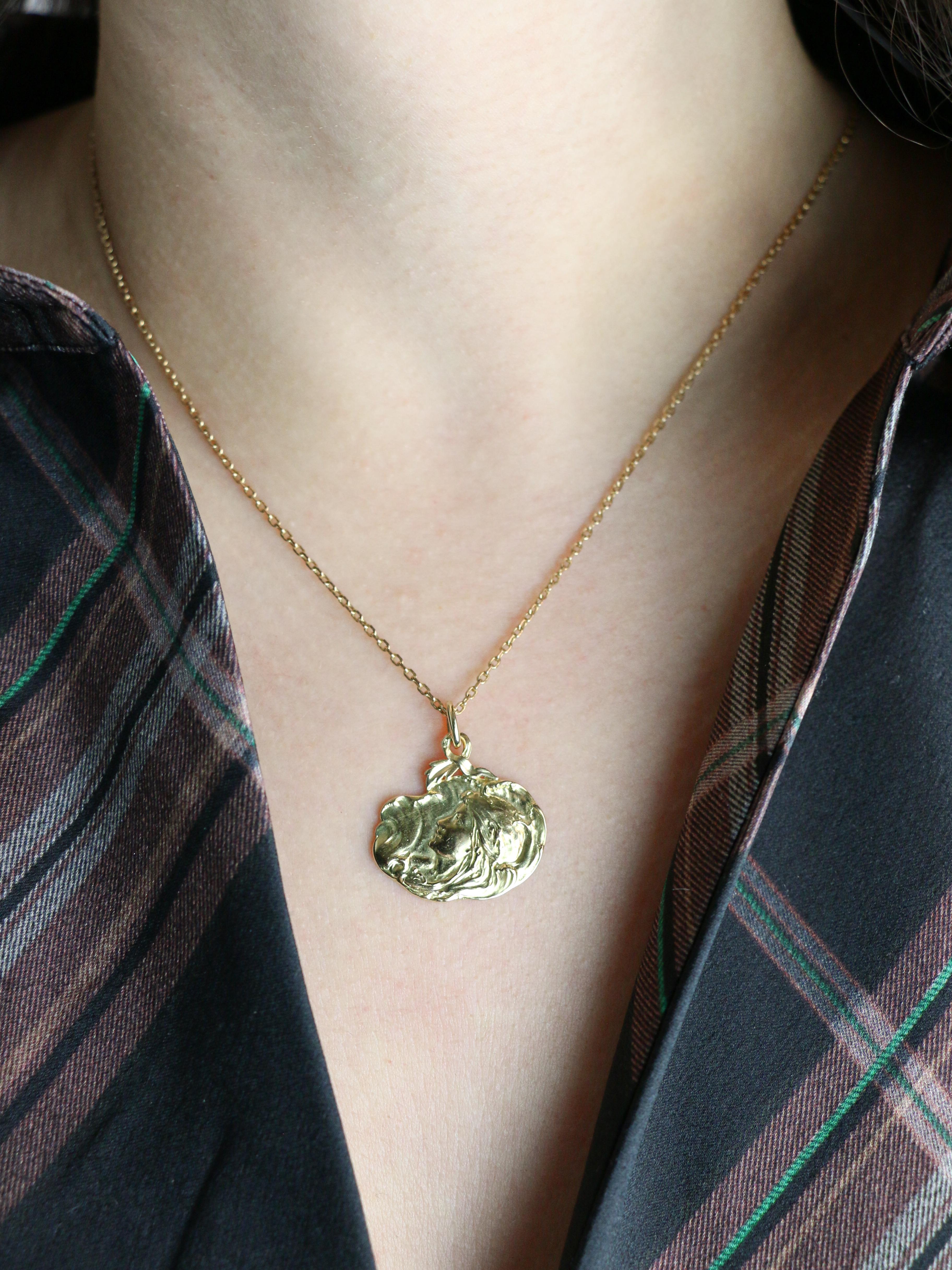 JOE DESCOMPS Médaille femme Art Nouveau or jaune