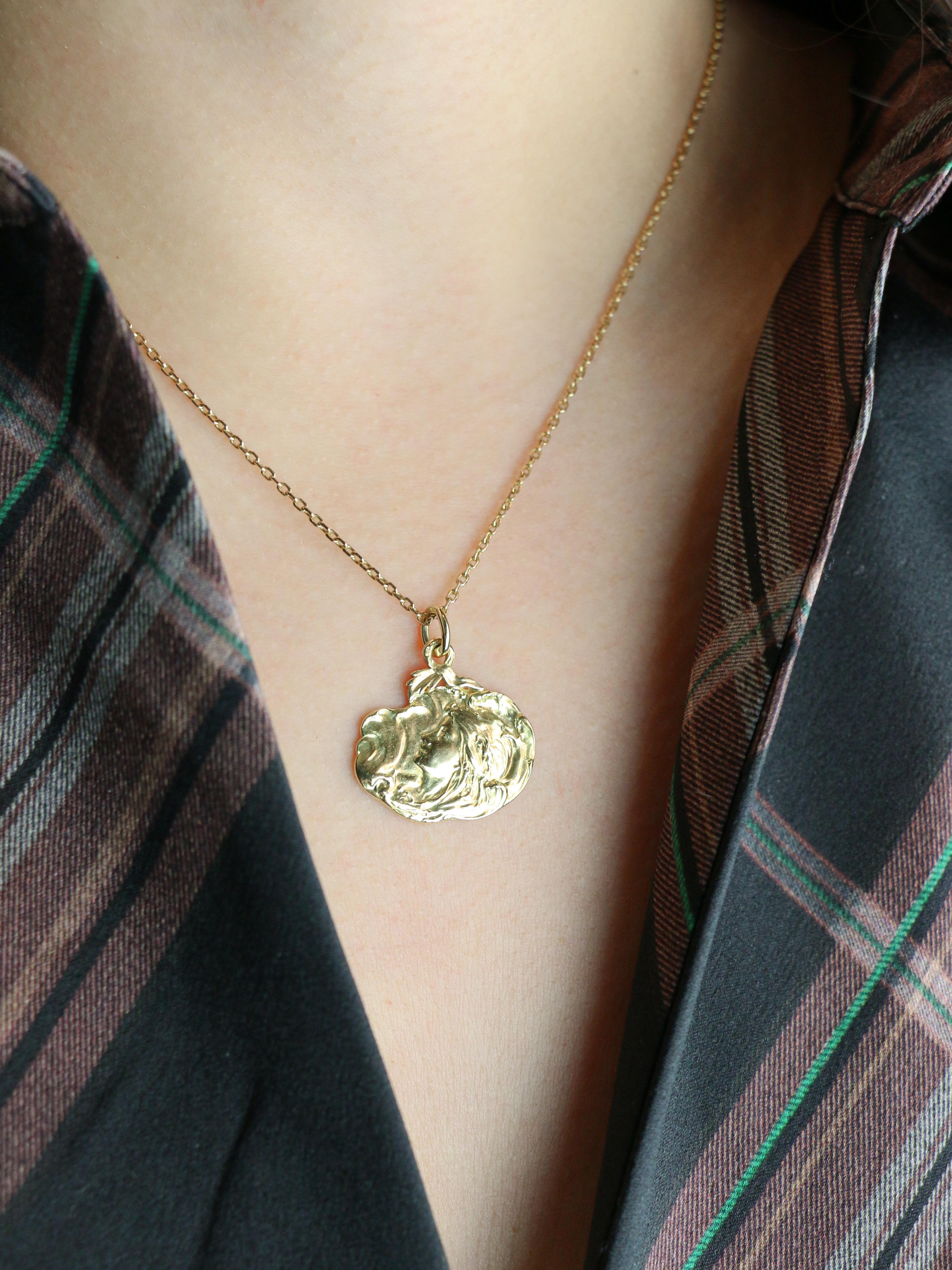 JOE DESCOMPS Médaille femme Art Nouveau or jaune