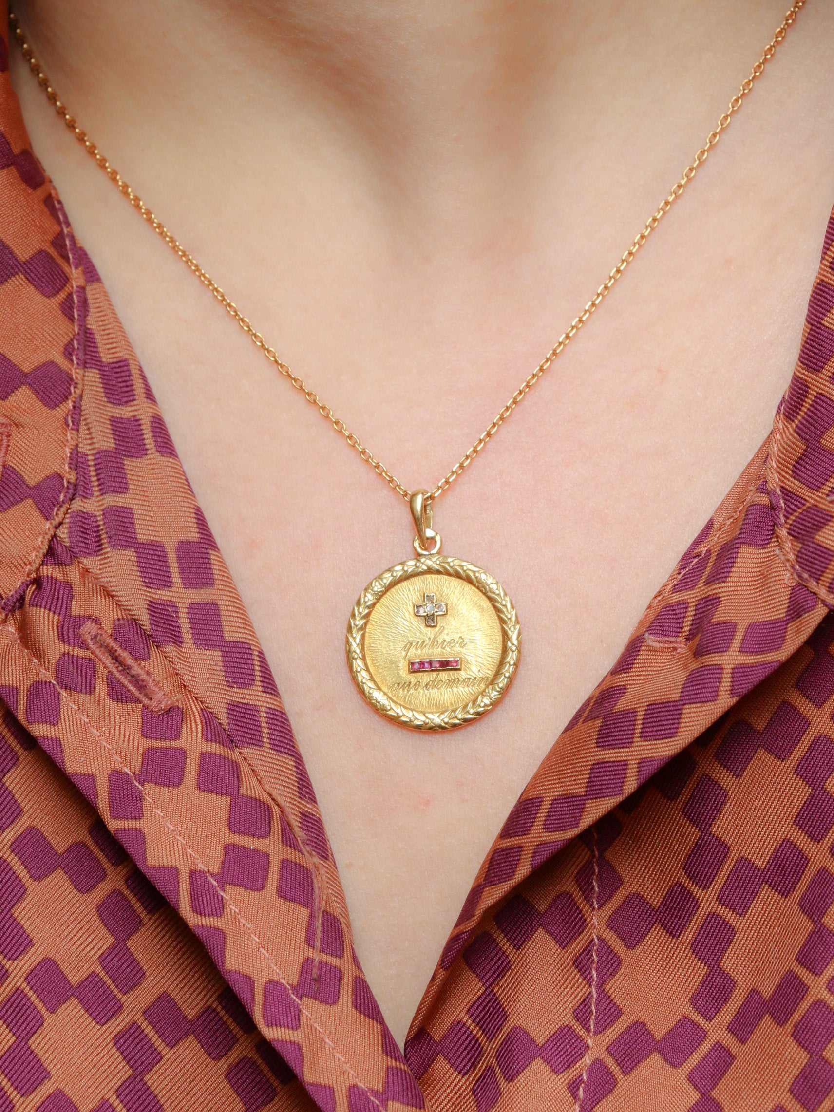 Médaille amour Augis ronde en or, diamants et rubis ca. 1910, Plus qu’hier moins que demain