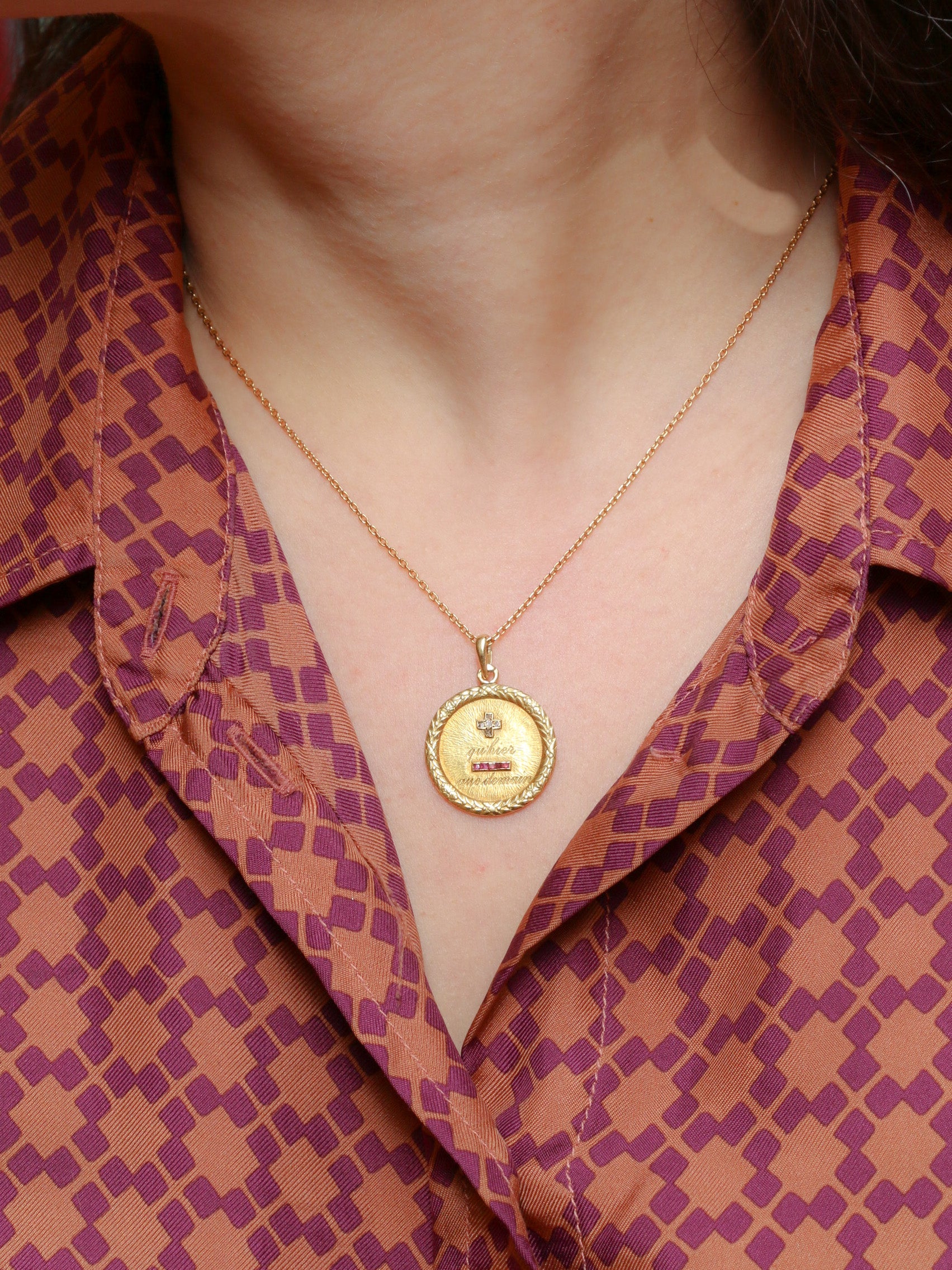 Médaille amour Augis ronde en or, diamants et rubis ca. 1910, Plus qu’hier moins que demain