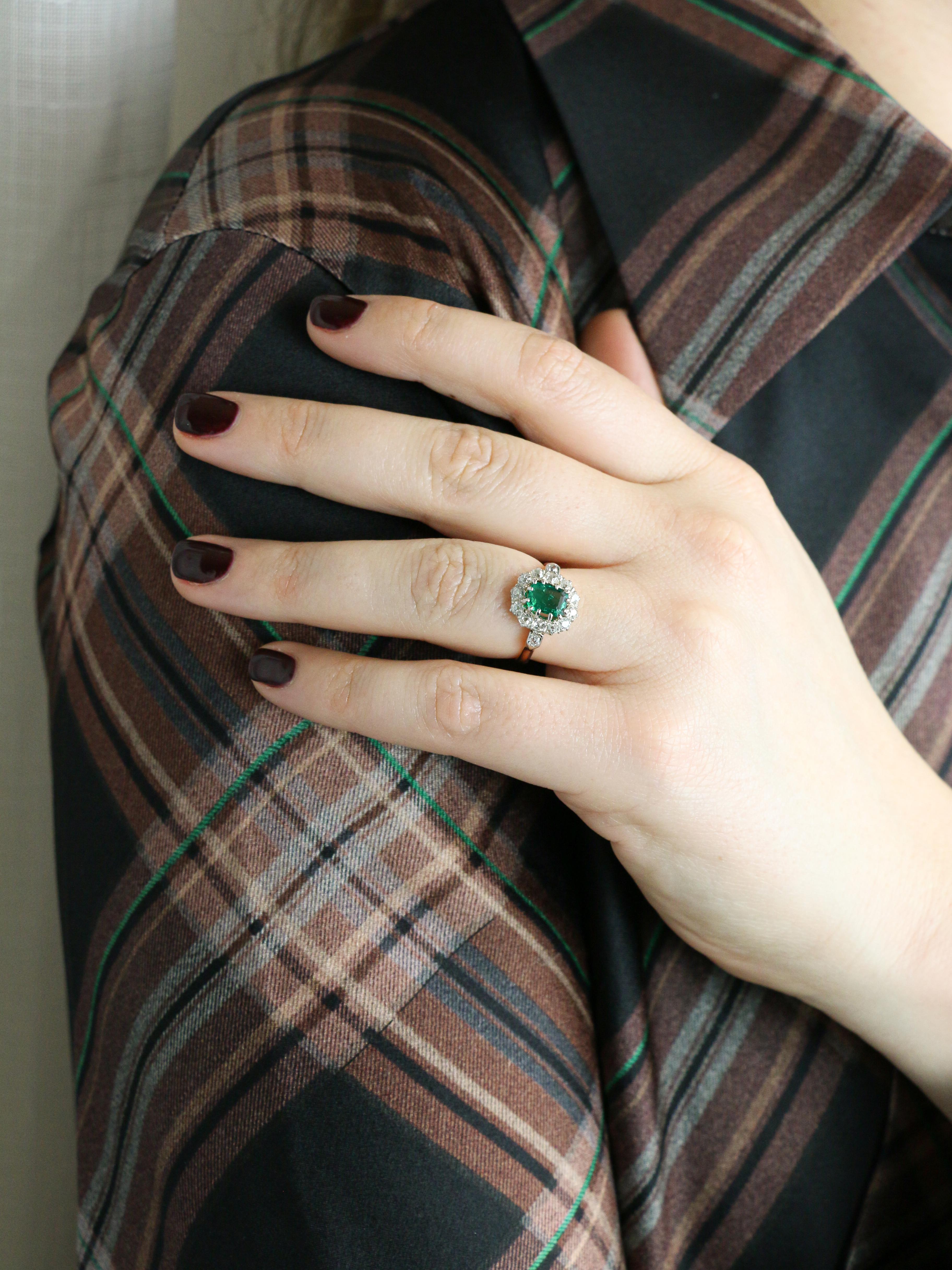 Bague marguerite ancienne or rose émeraude colombienne diamants