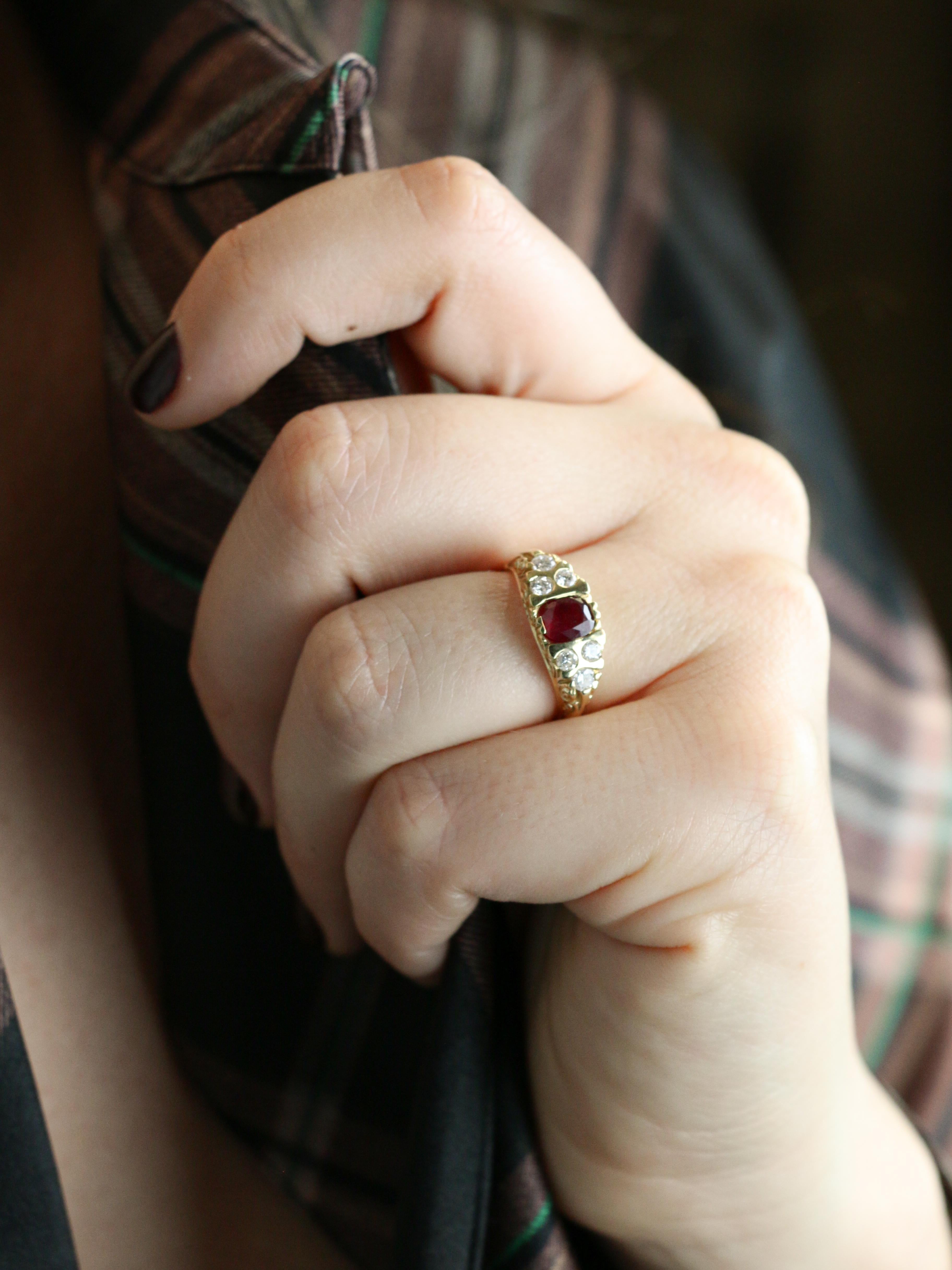 Bague vintage rubis coussin diamants or jaune