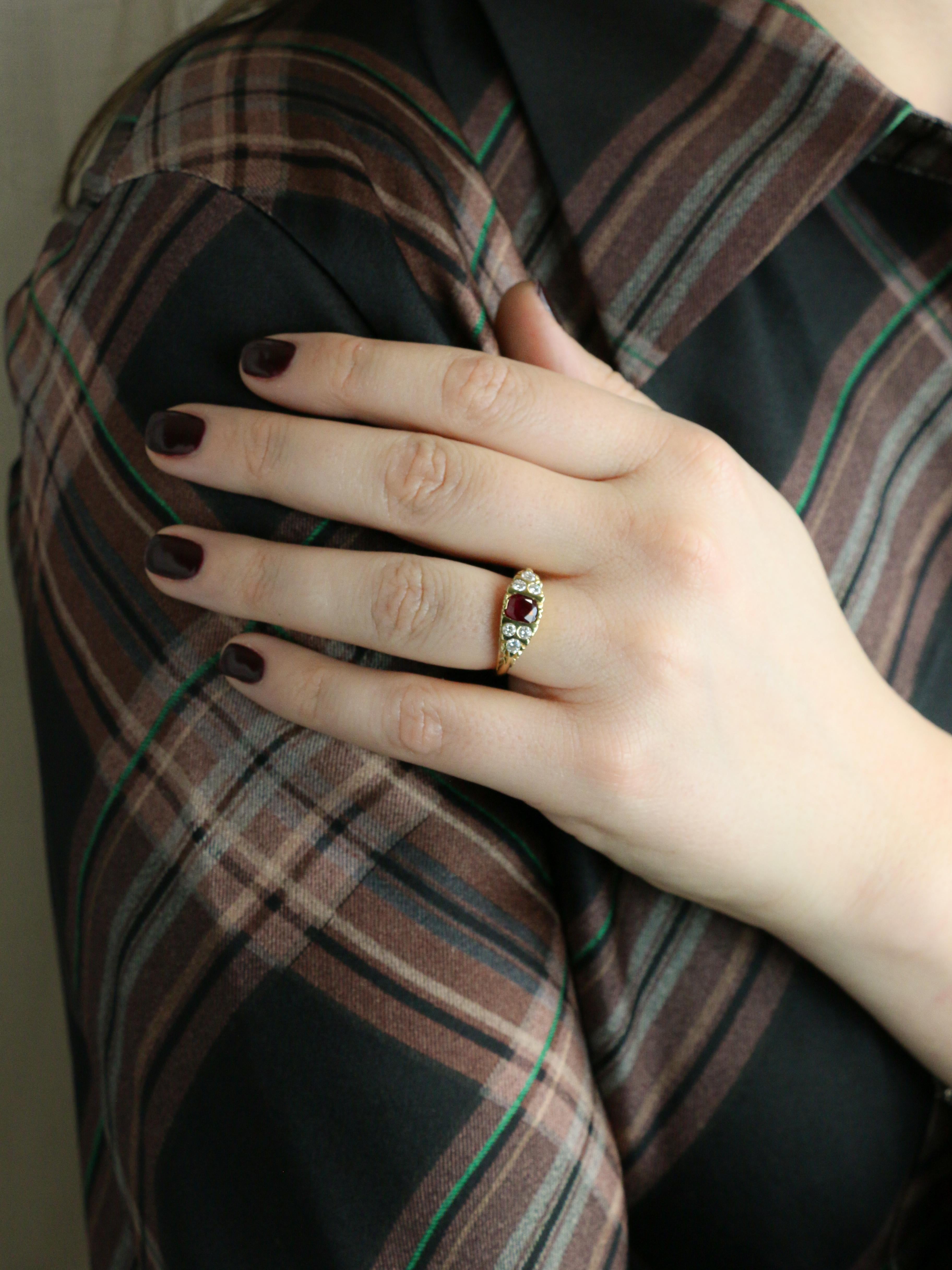 Bague vintage rubis coussin diamants or jaune