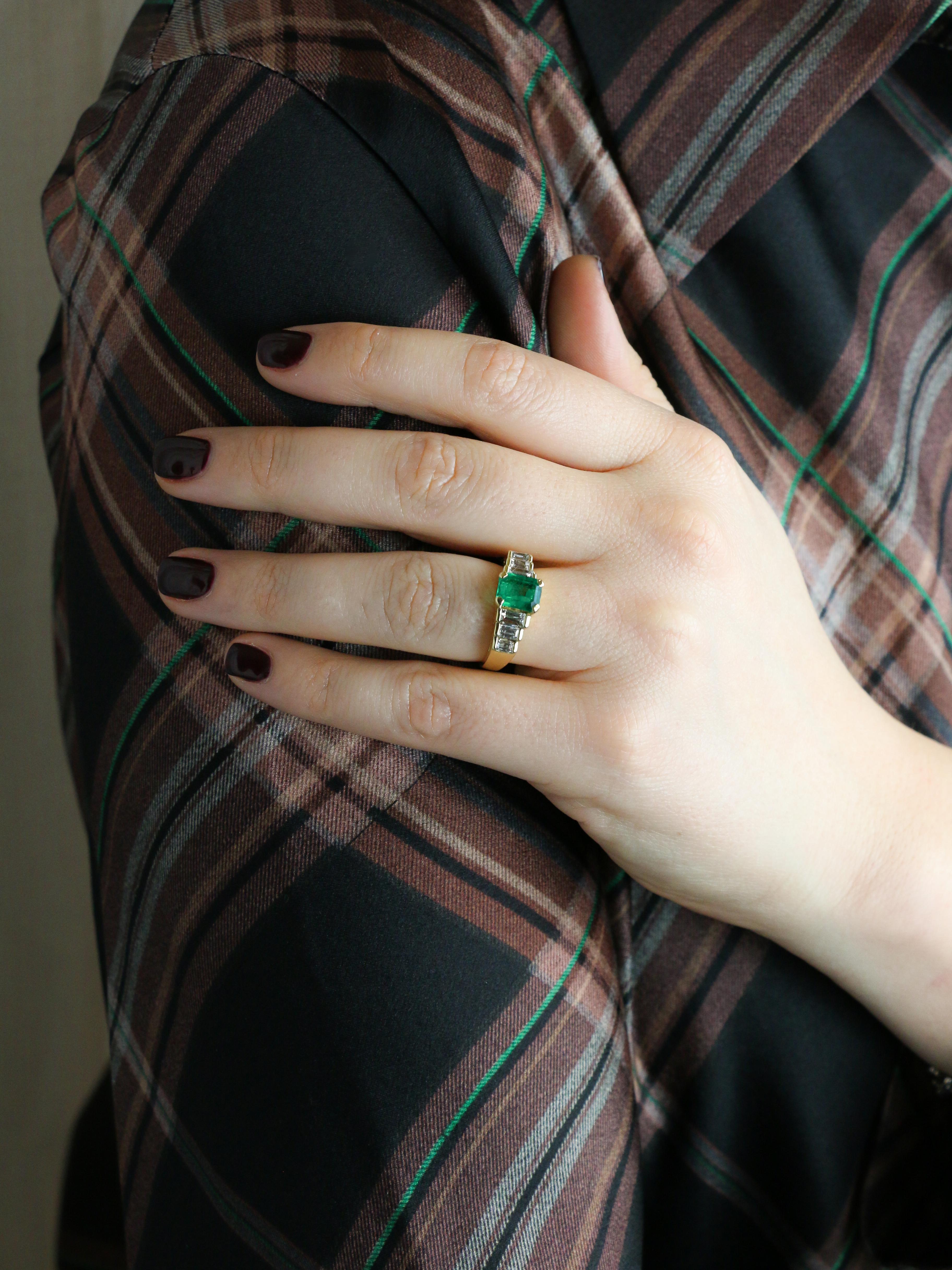 Bague Art Deco or jaune diamants emeraude colombienne Muzo 1,9 carat