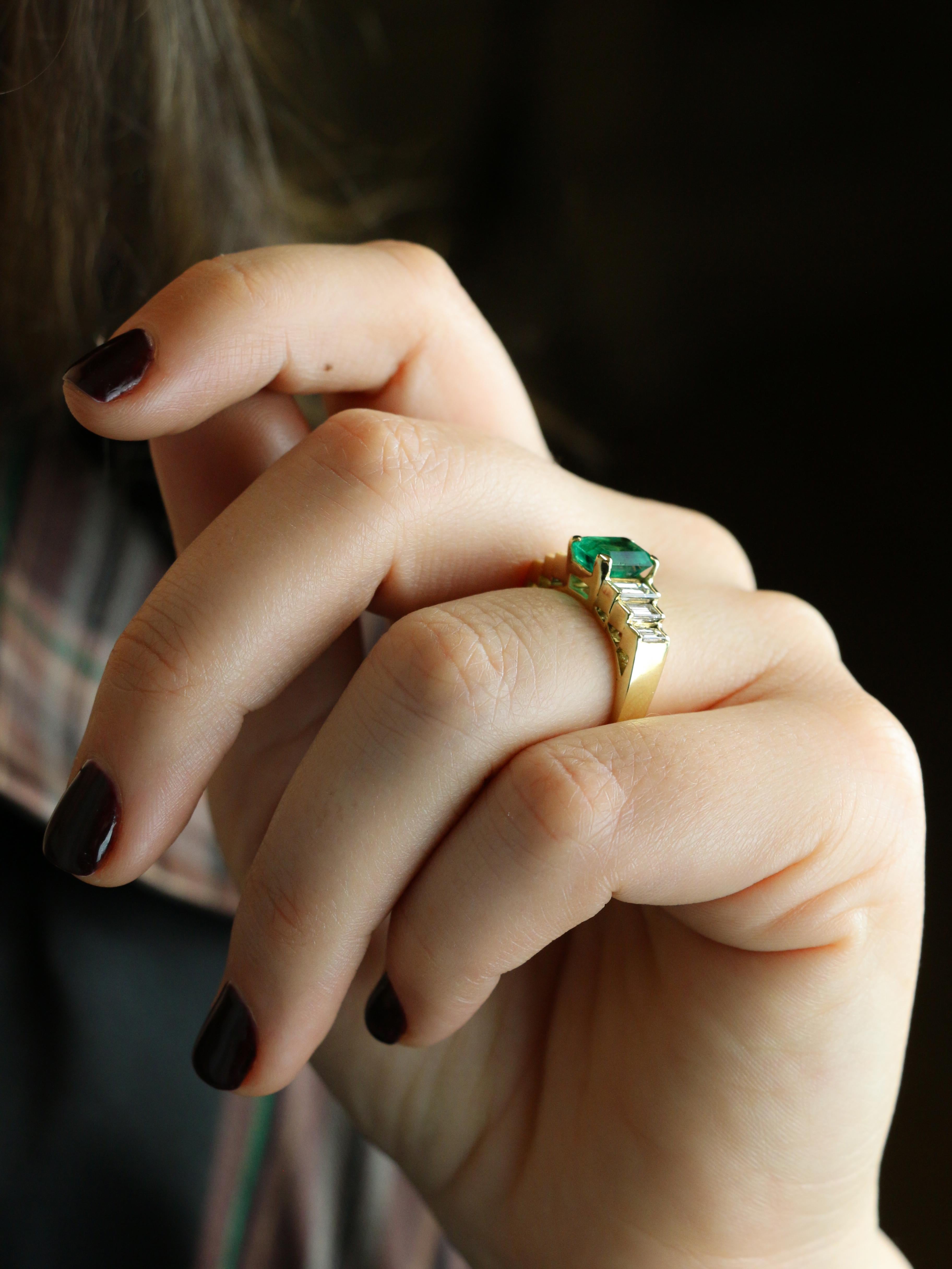 Bague Art Deco or jaune diamants emeraude colombienne Muzo 1,9 carat