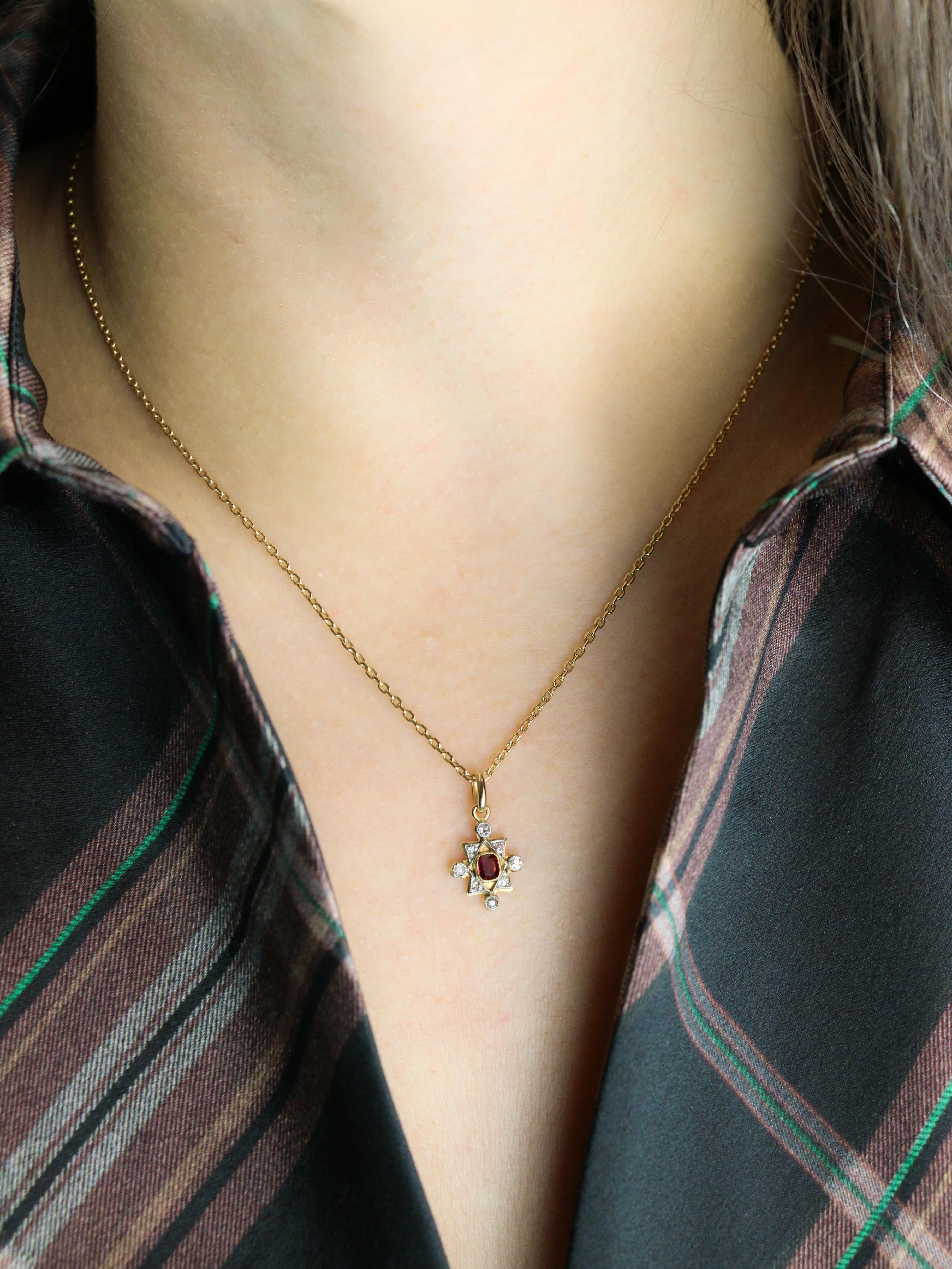 Pendentif Art Deco or jaune diamants rubis