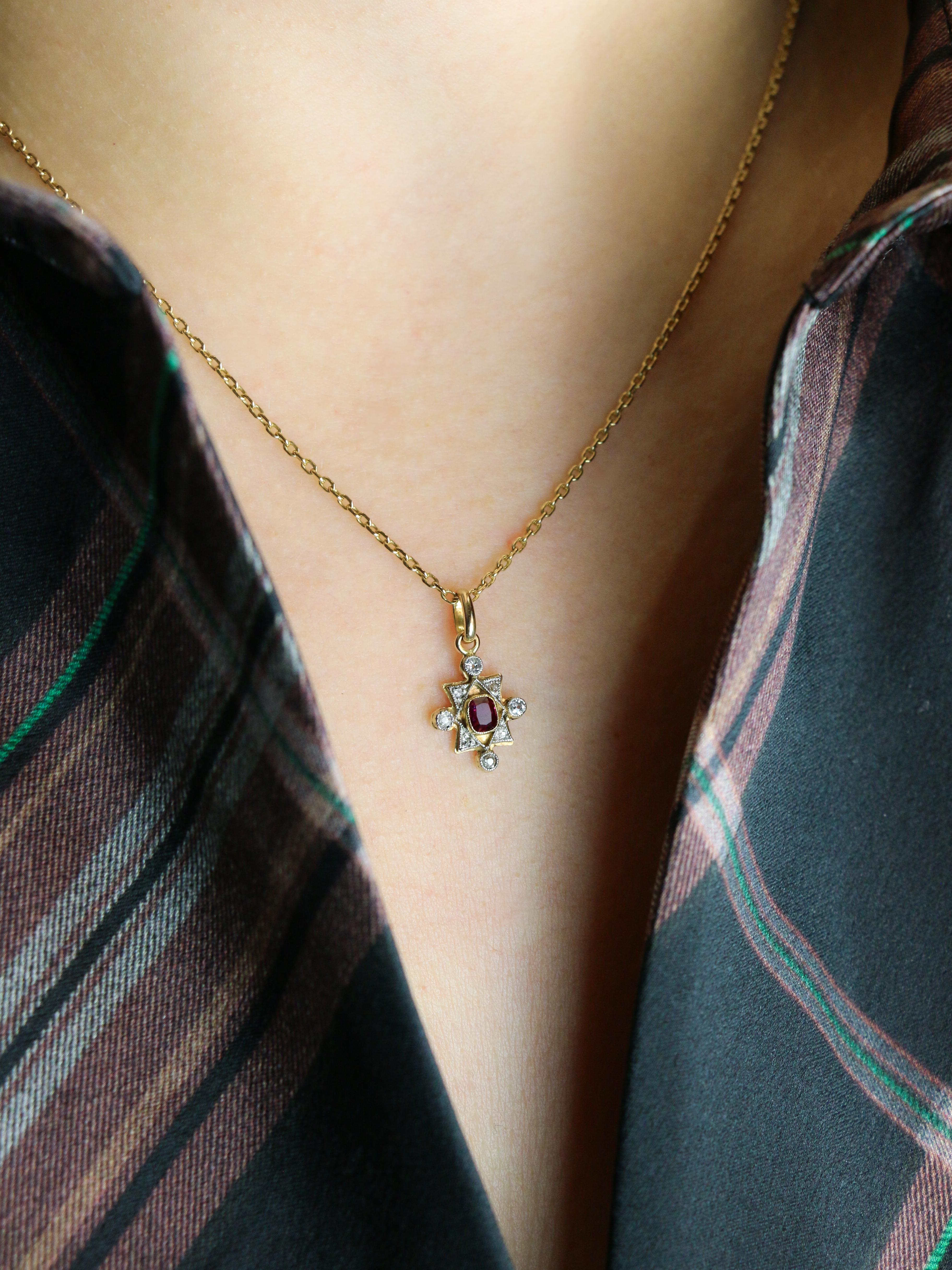 Pendentif Art Deco or jaune diamants rubis