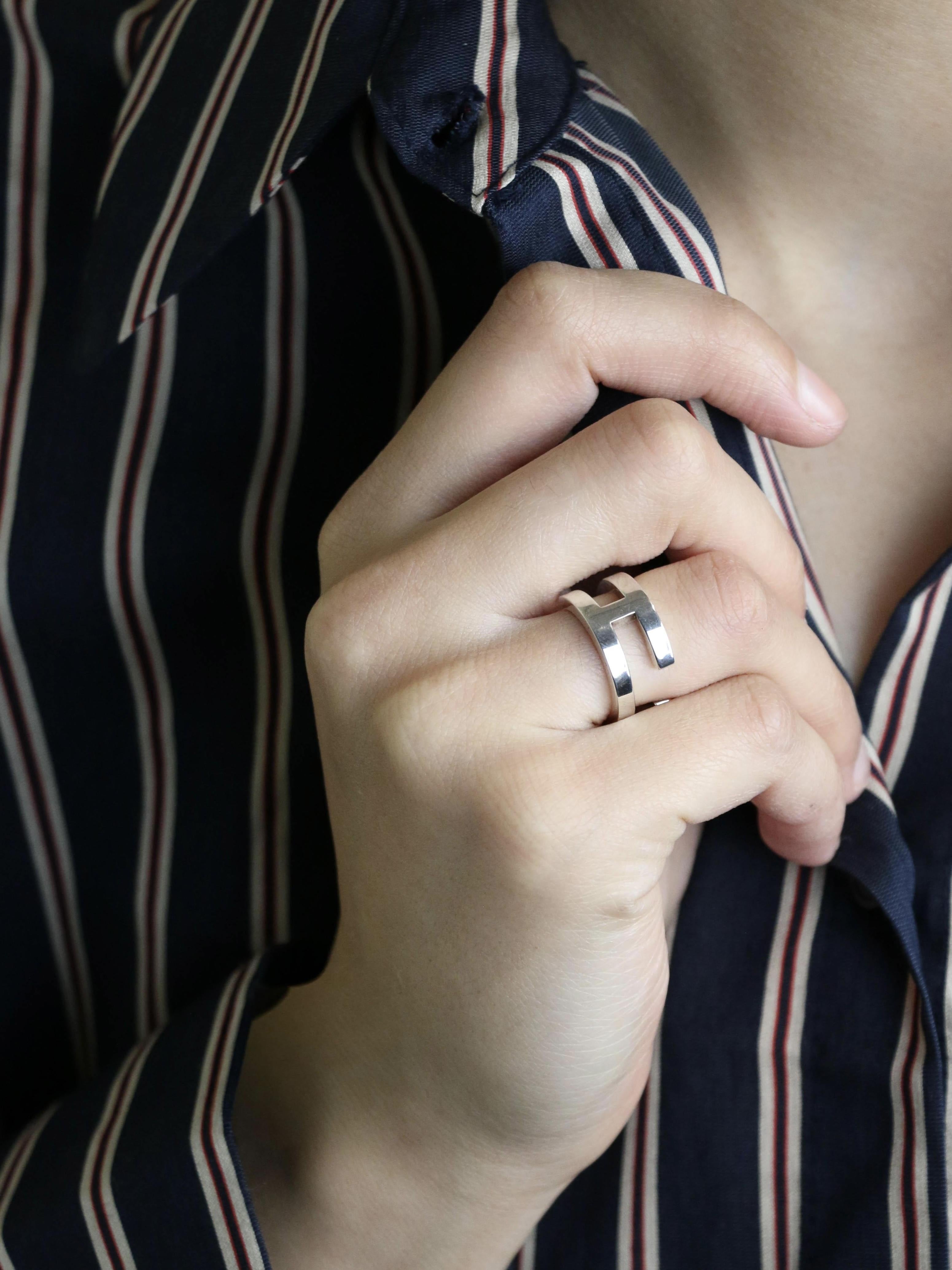 HERMES Bague H argent