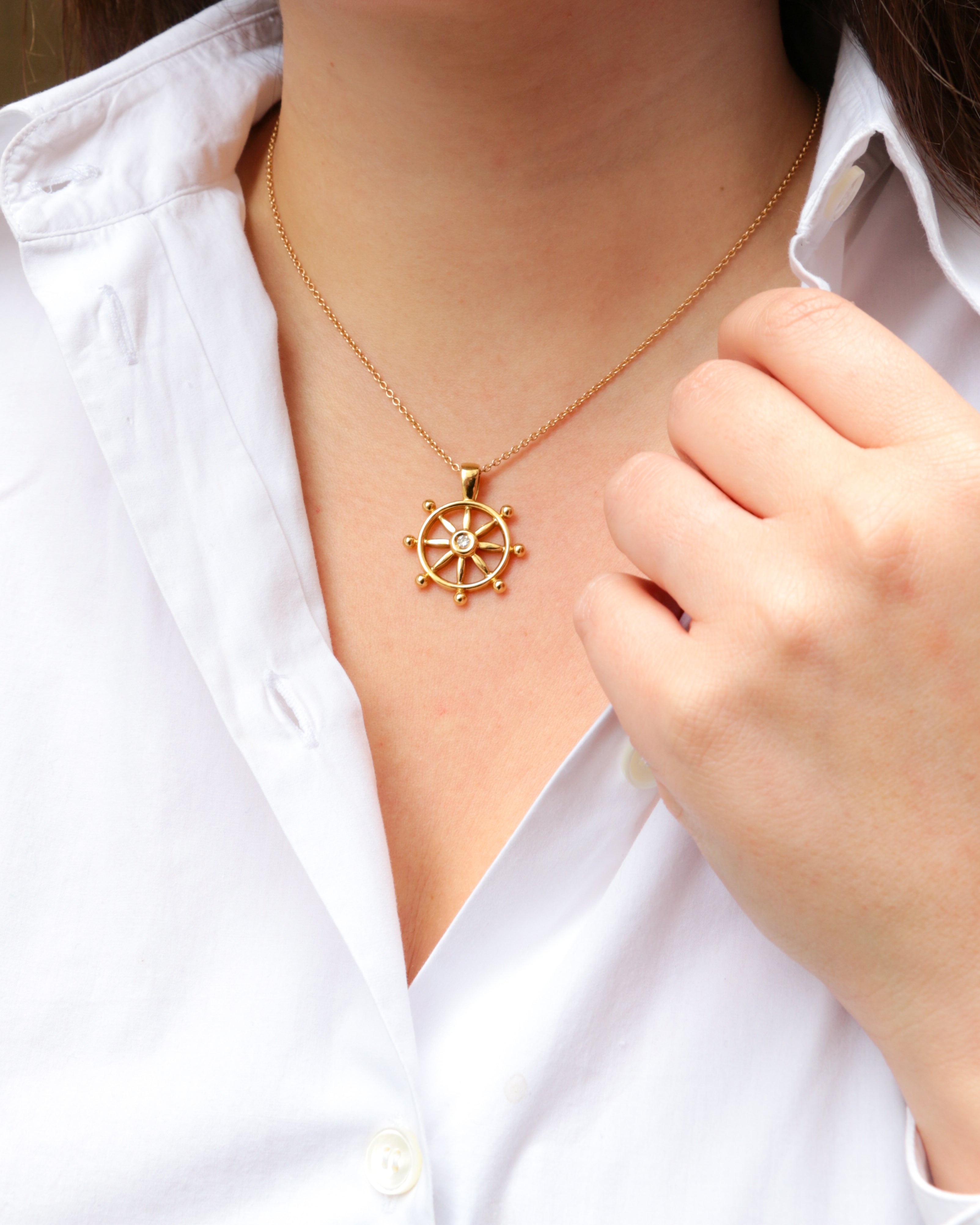 Pendentif roue de bateau en or jaune et diamant