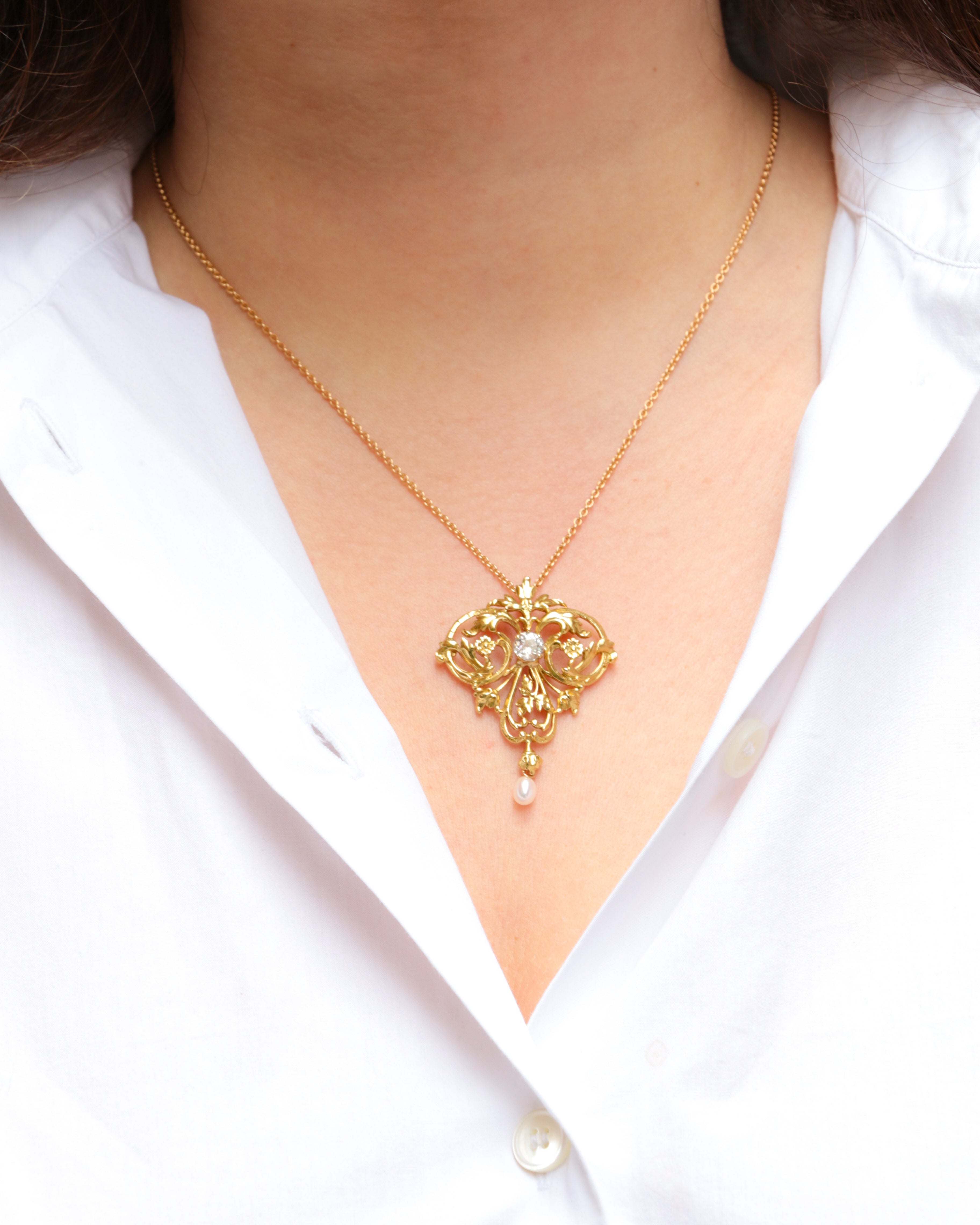 Art Nouveau pendant in gold, diamond and pearl