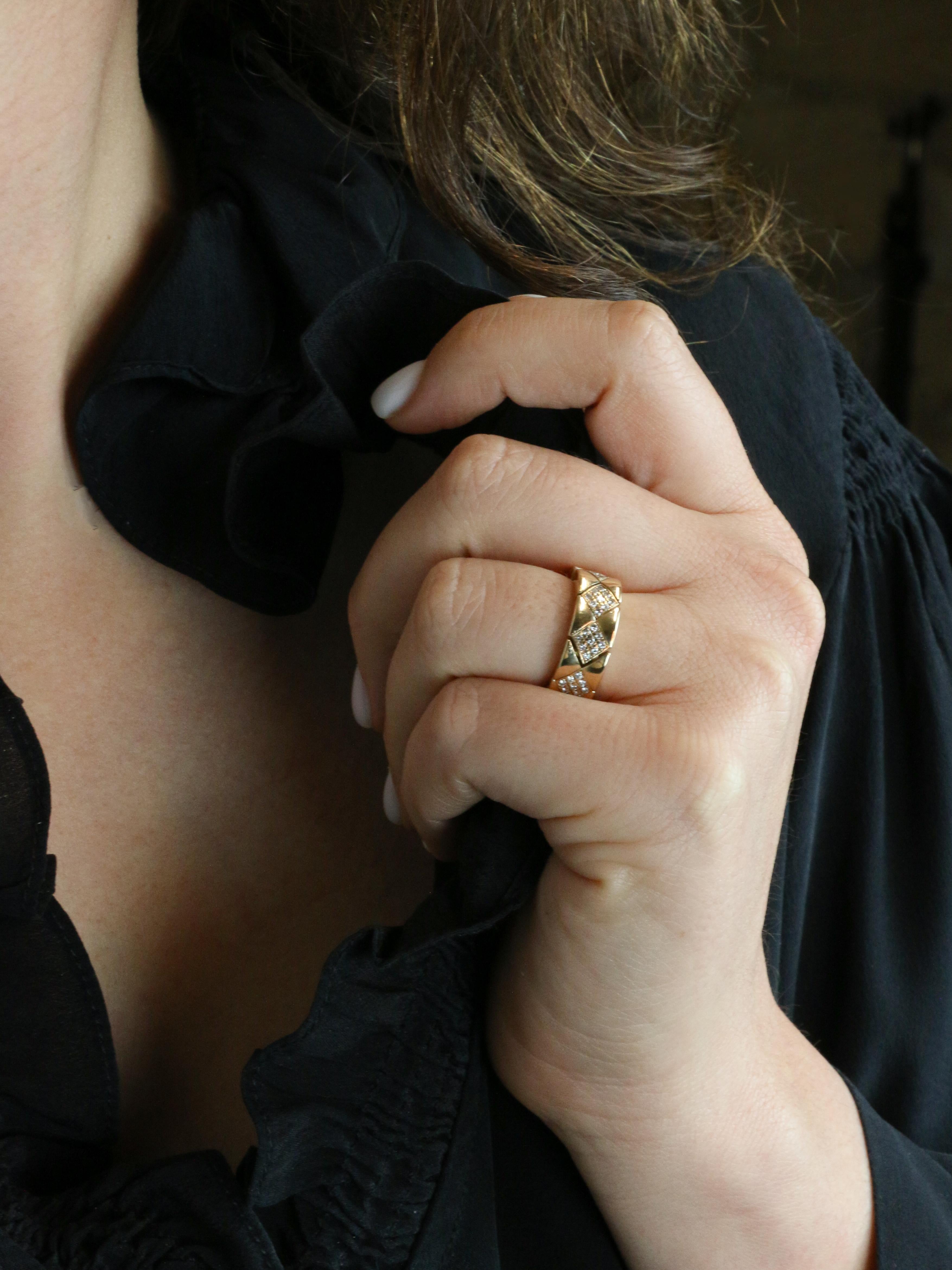 CHANEL Bague "Matelassé" vintage or jaune diamants