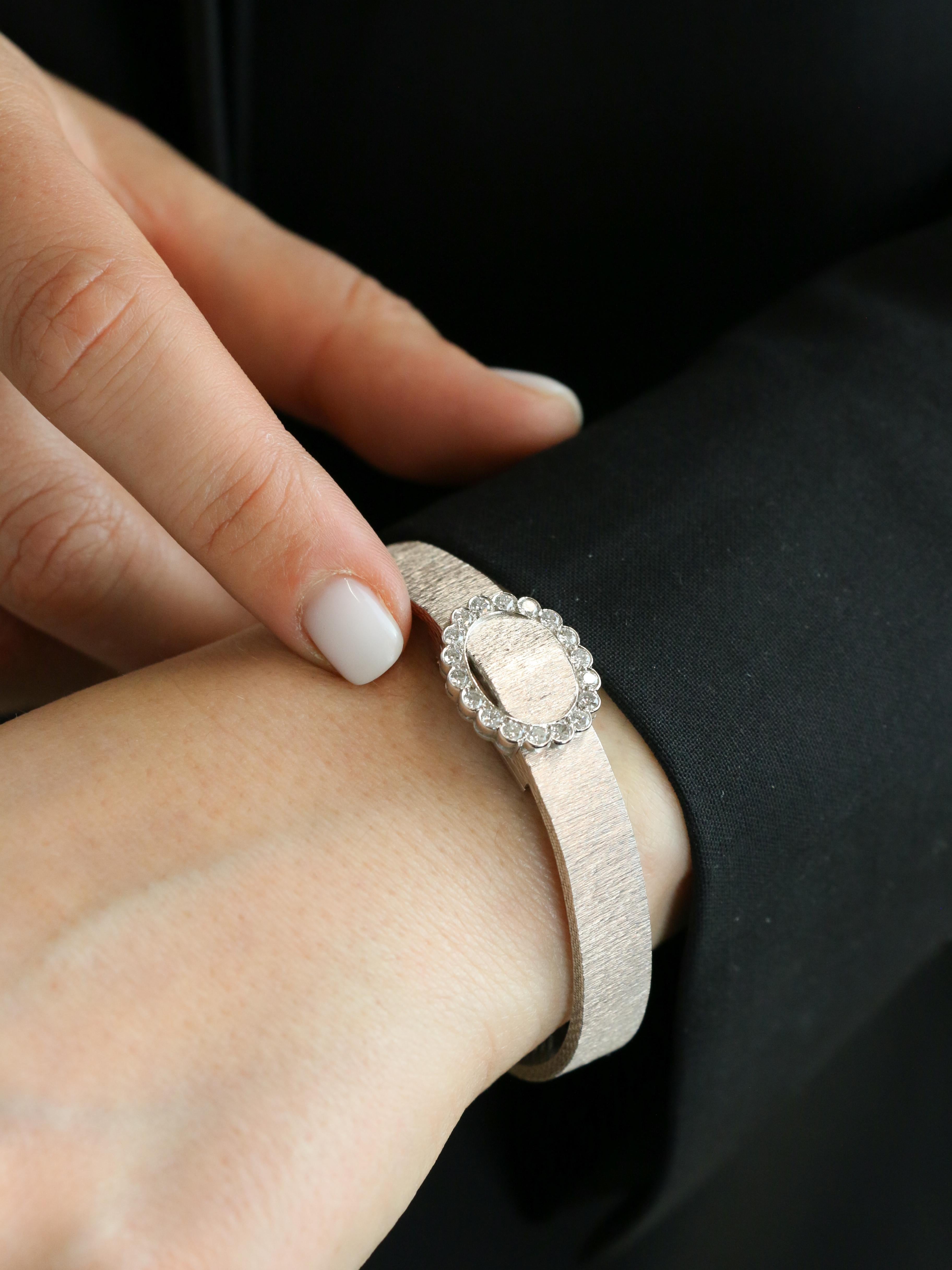 ANDRE COL Montre à secret or blanc diamants