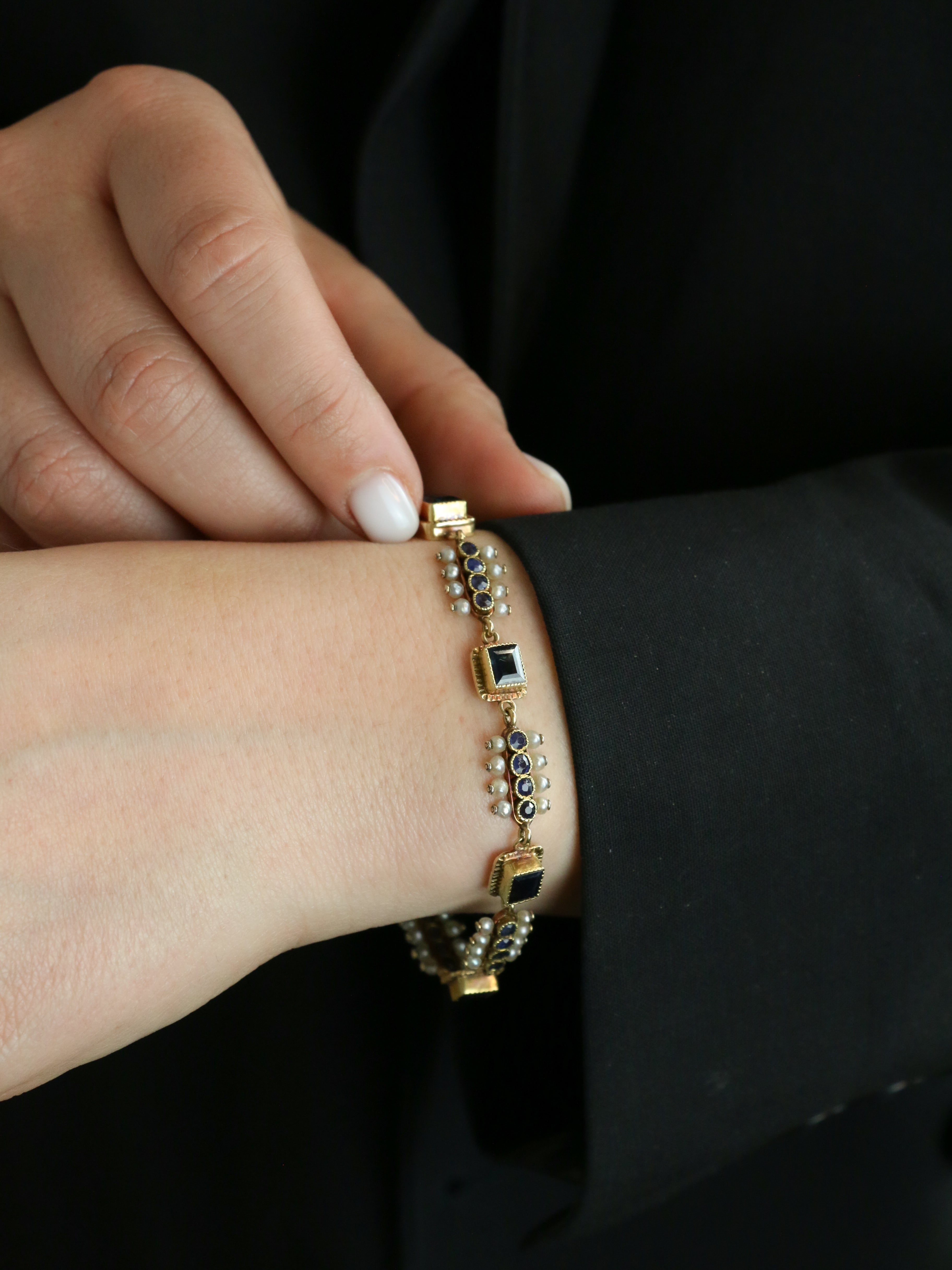 Old 19th century bracelet in gold, sapphires and fine pearls