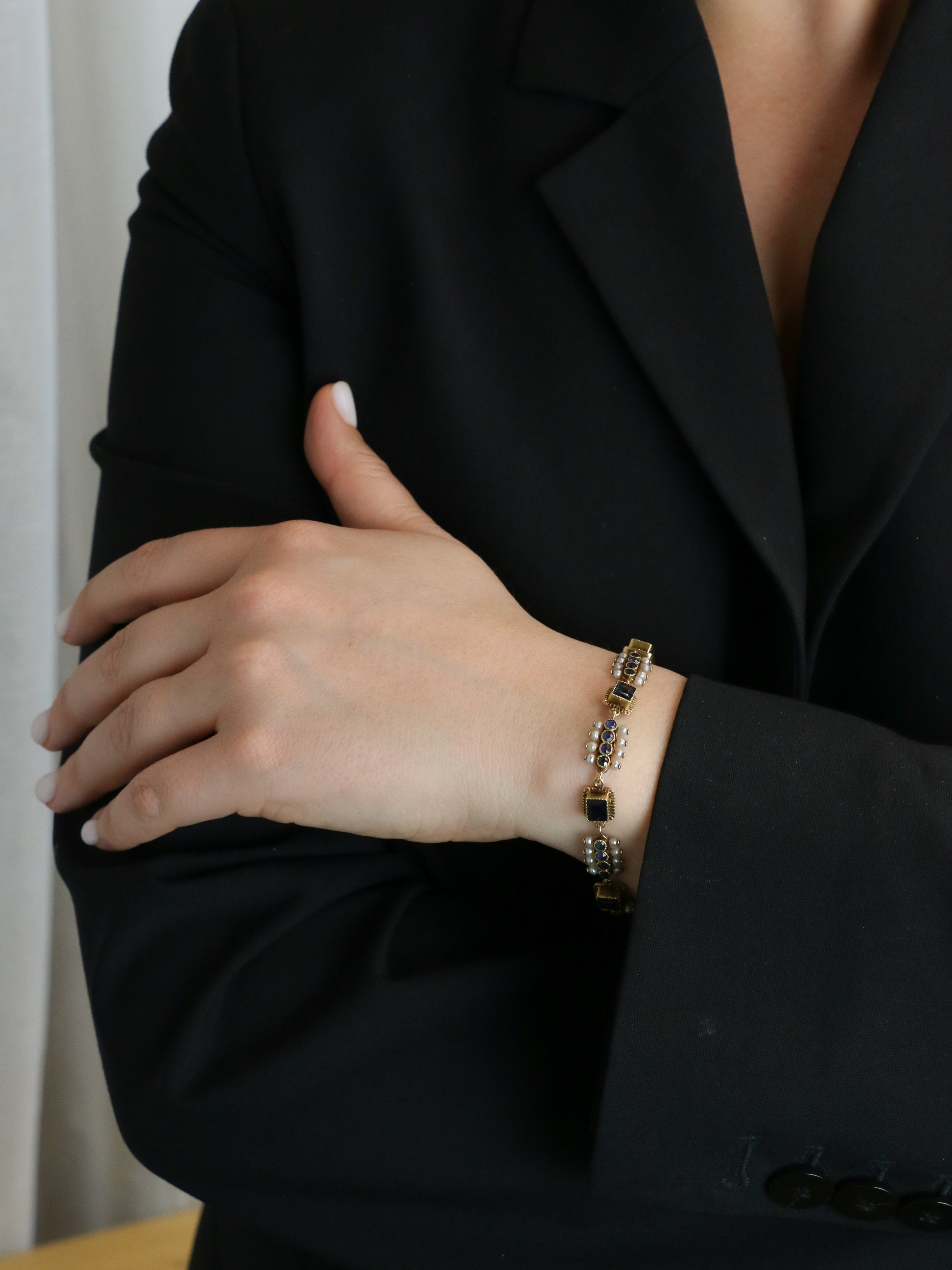Old 19th century bracelet in gold, sapphires and fine pearls