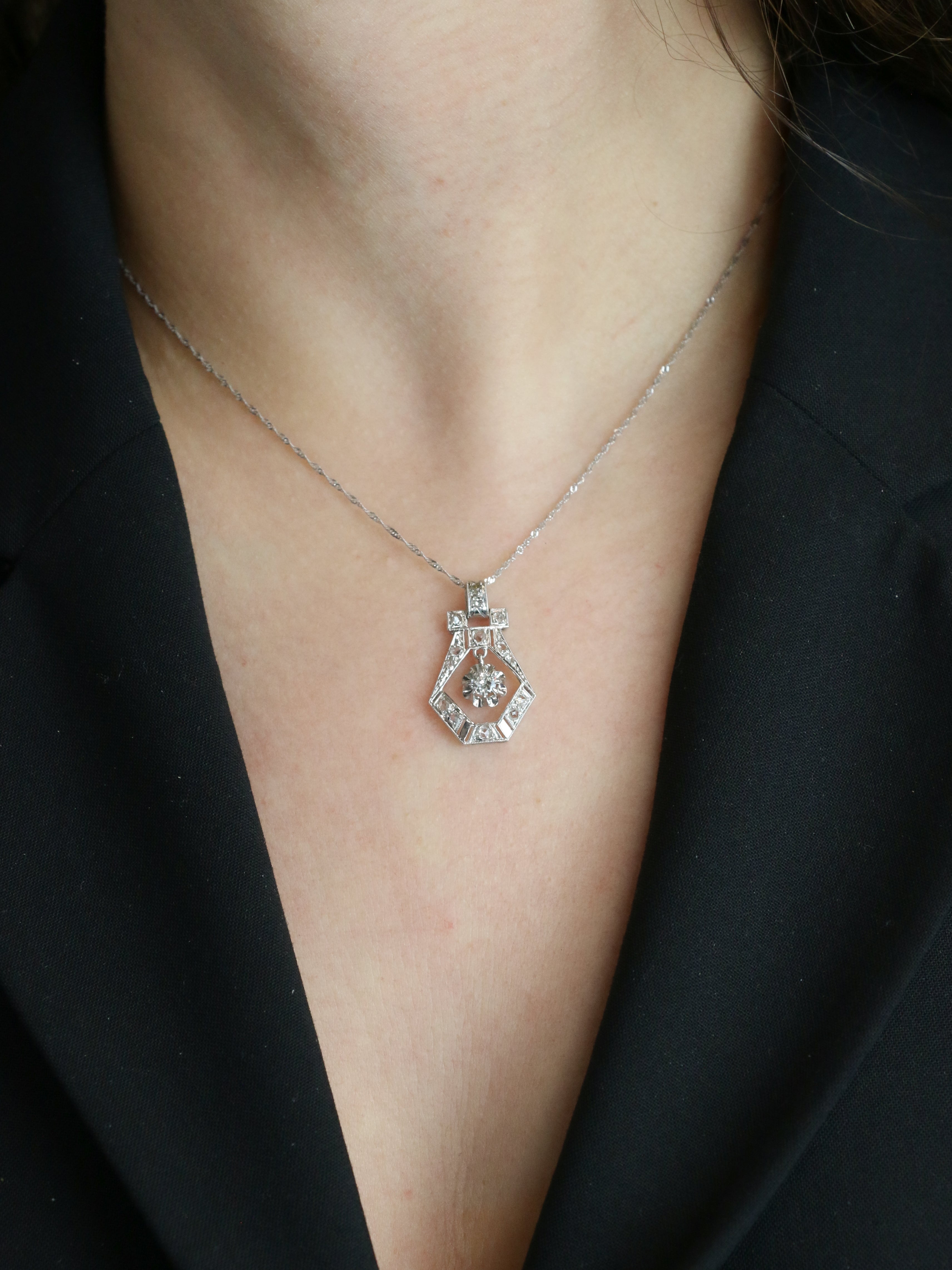 Art-Deco pendant in white gold, platinum and diamonds