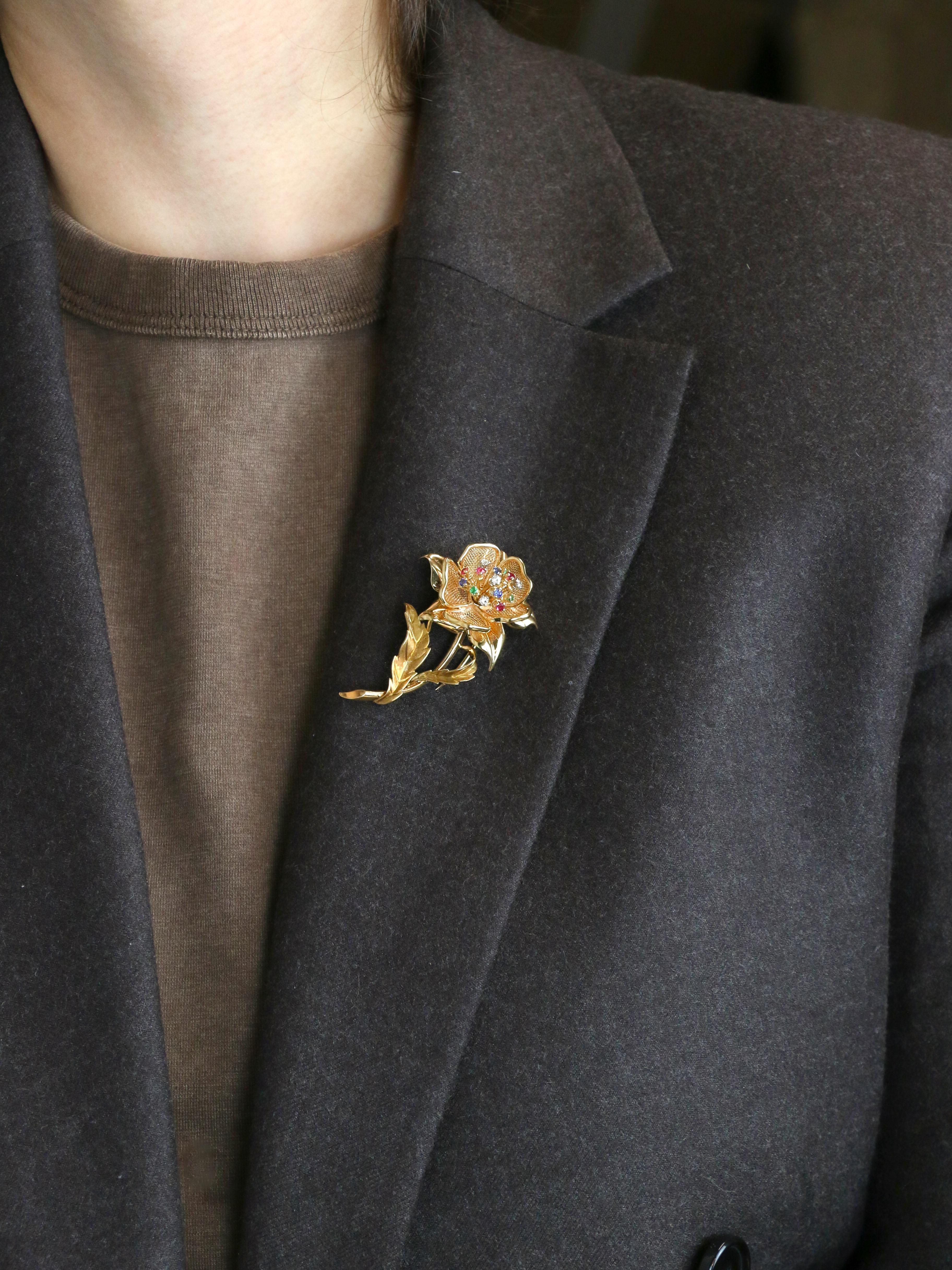 Broche vintage fleur diamants rubis émeraudes saphirs