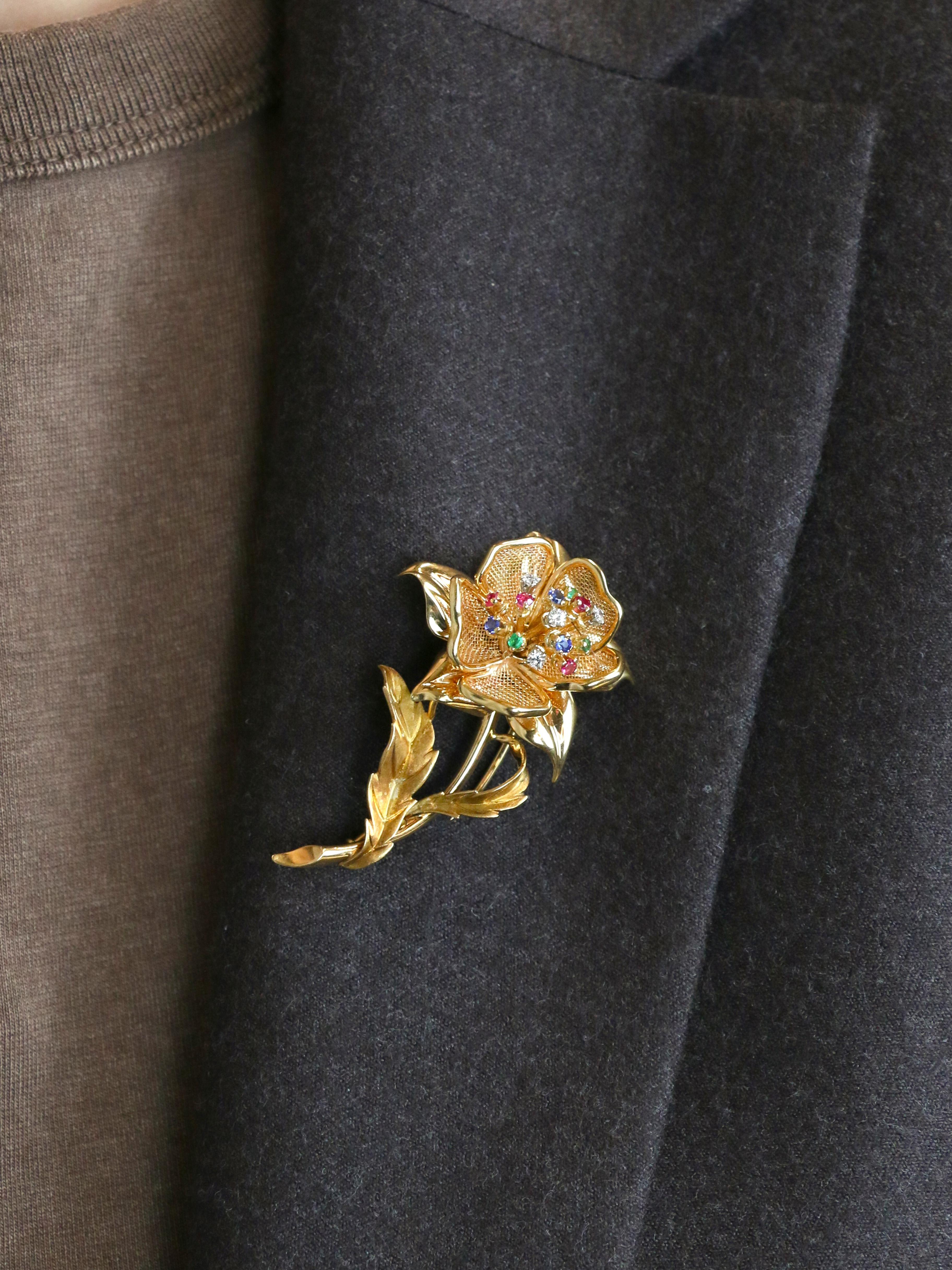 Broche vintage fleur diamants rubis émeraudes saphirs