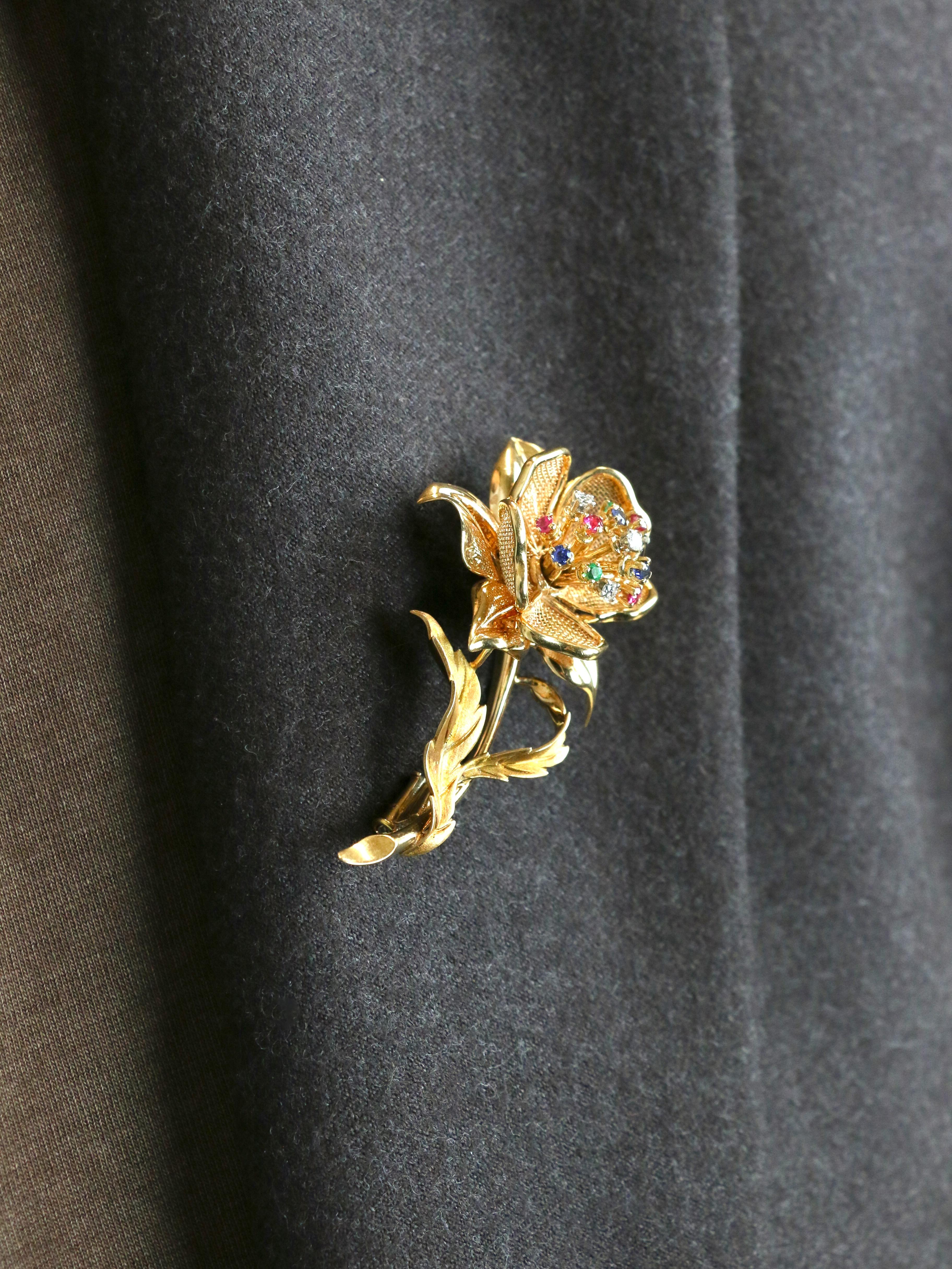 Broche vintage fleur diamants rubis émeraudes saphirs