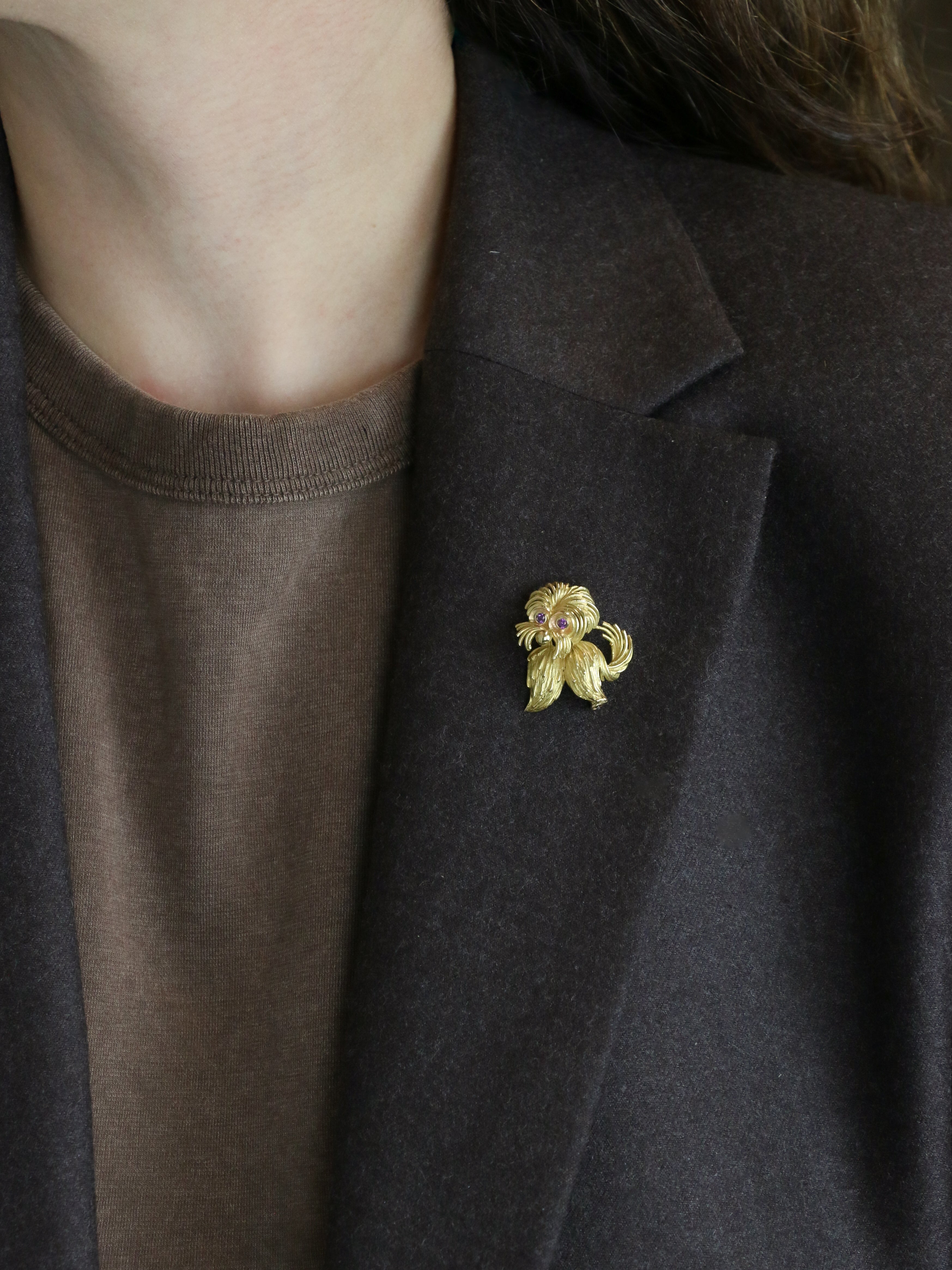 Broche animalière chien or jaune rubis