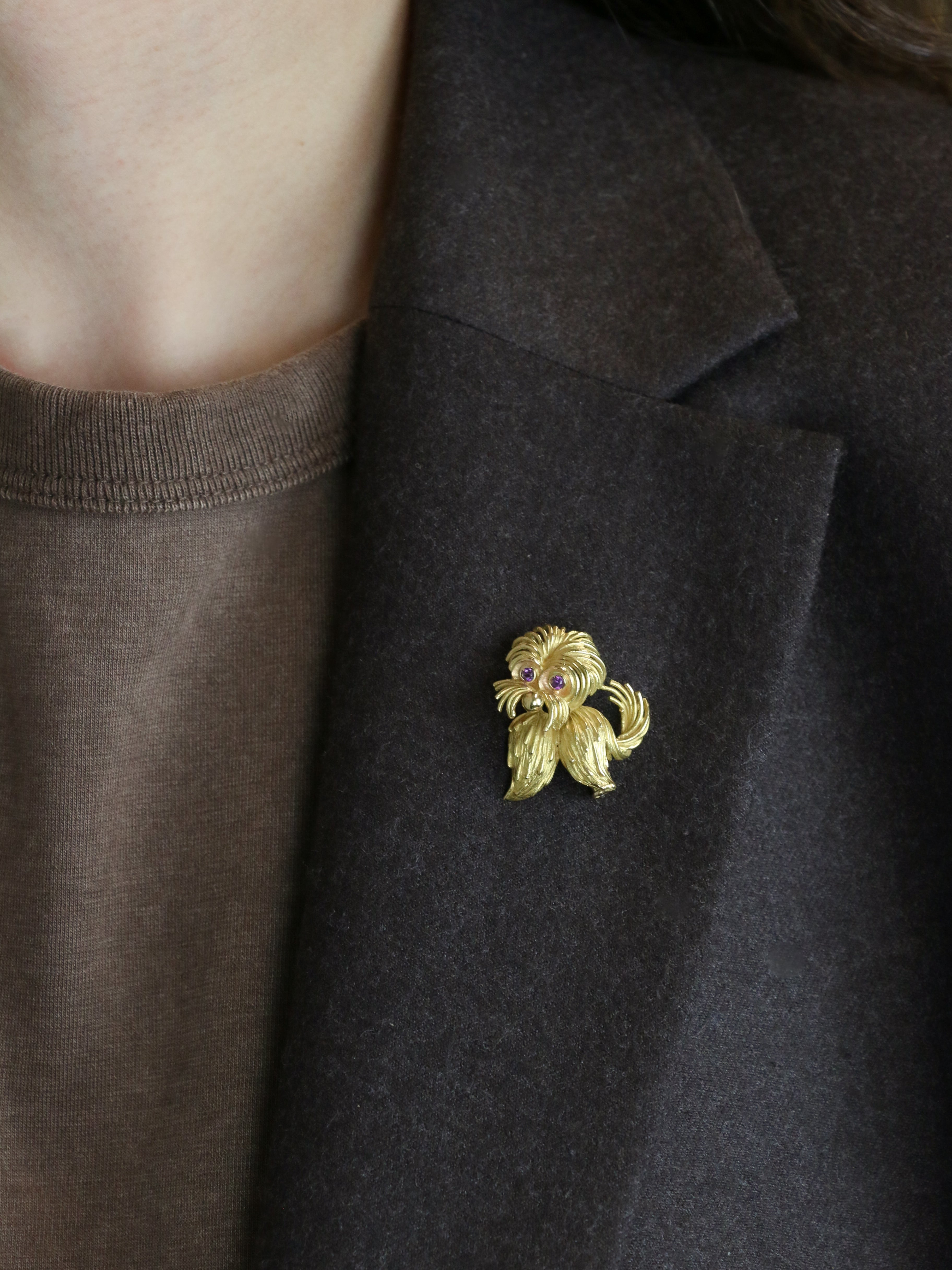Broche animalière chien or jaune rubis