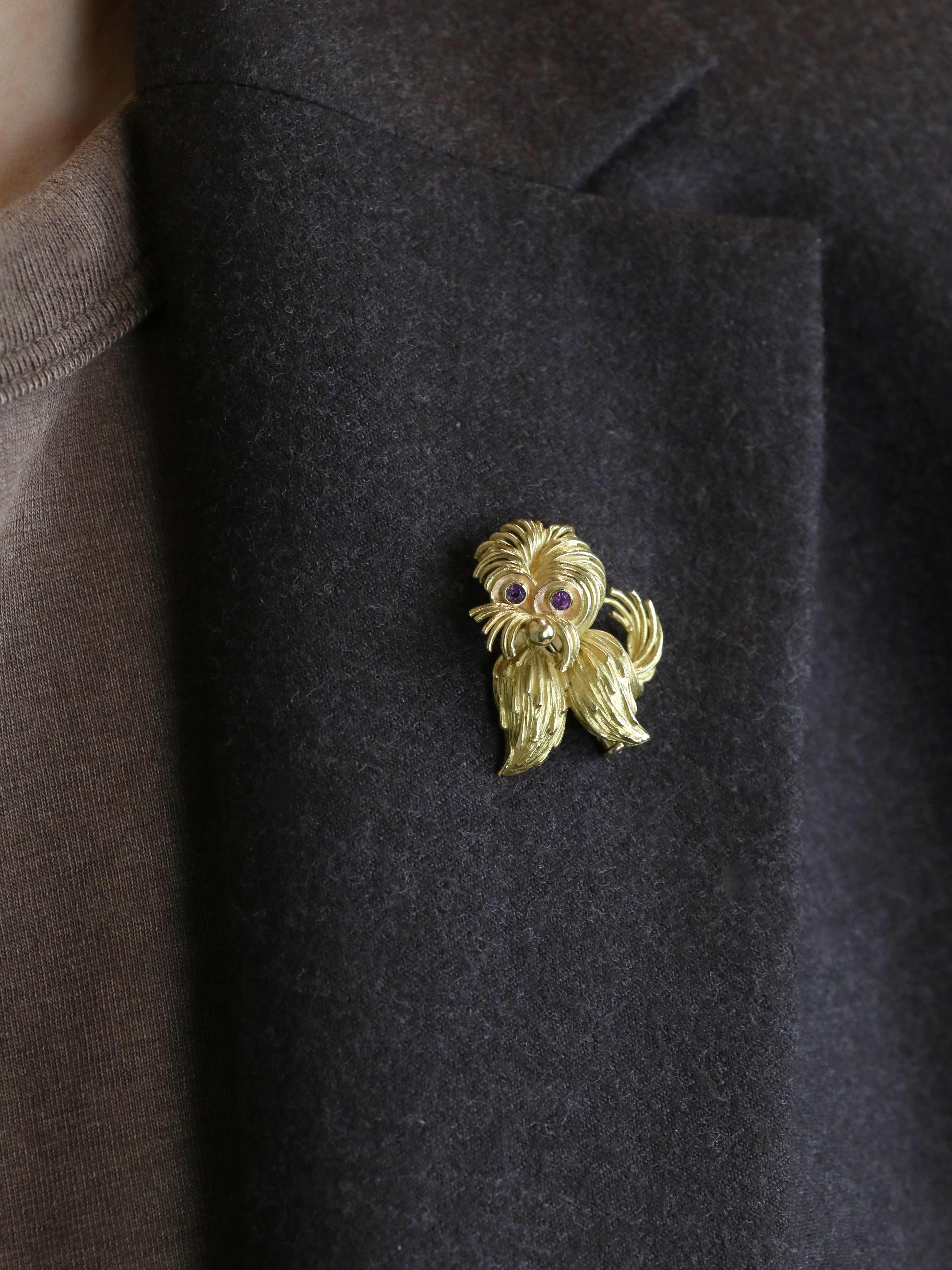 Broche animalière chien or jaune rubis