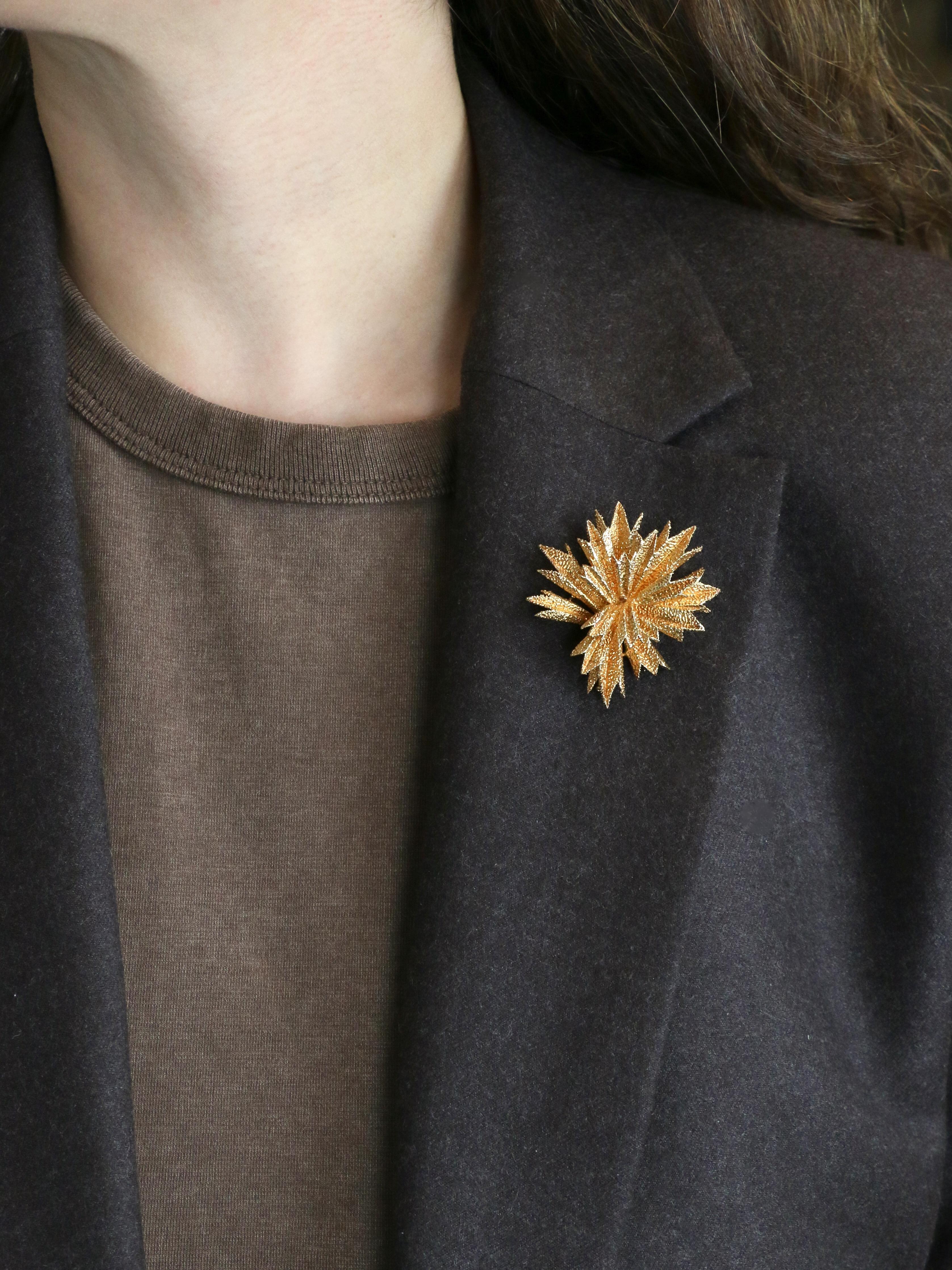 OJ PERRIN Broche étoile or jaune