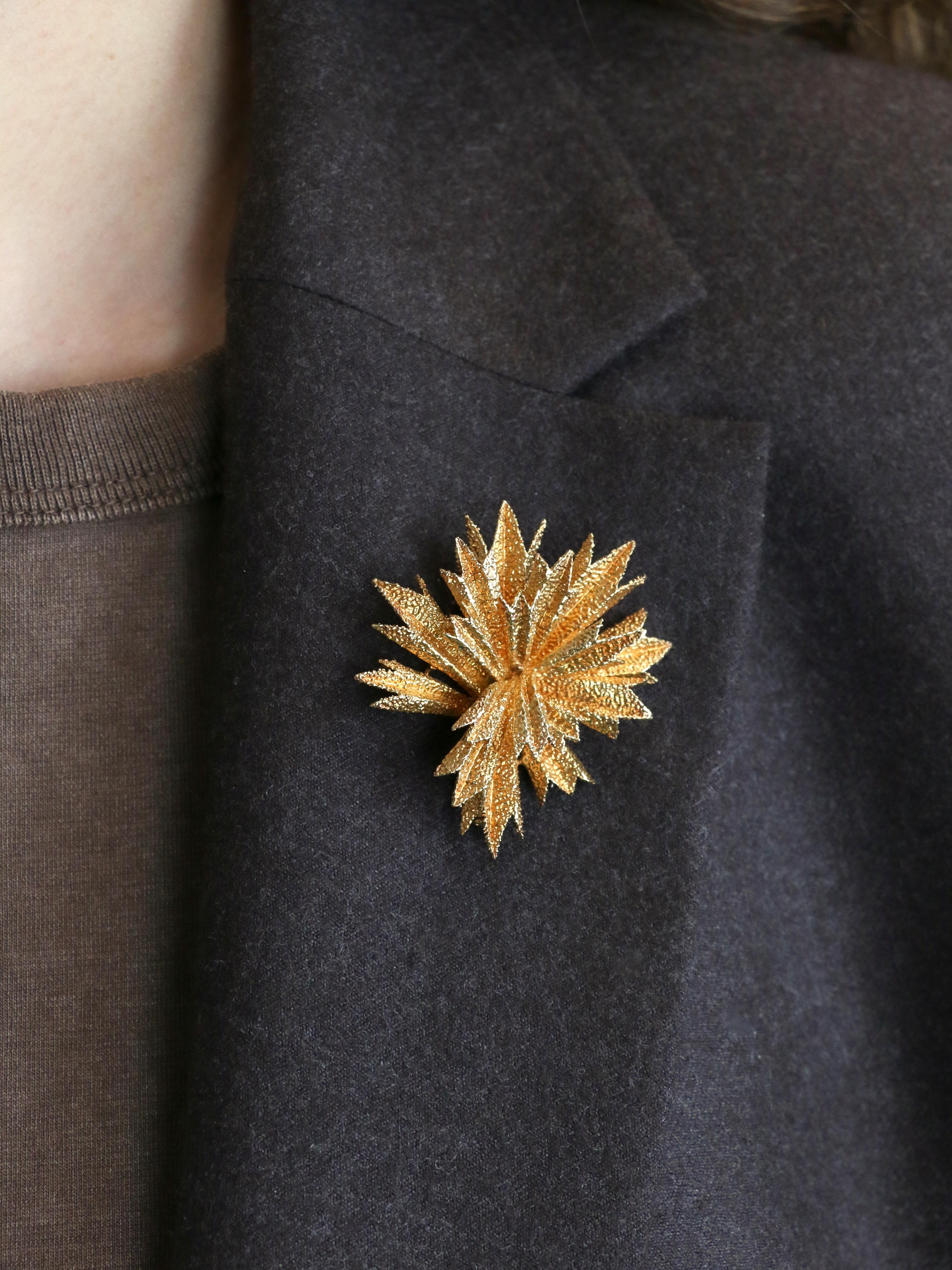 OJ PERRIN Broche étoile or jaune