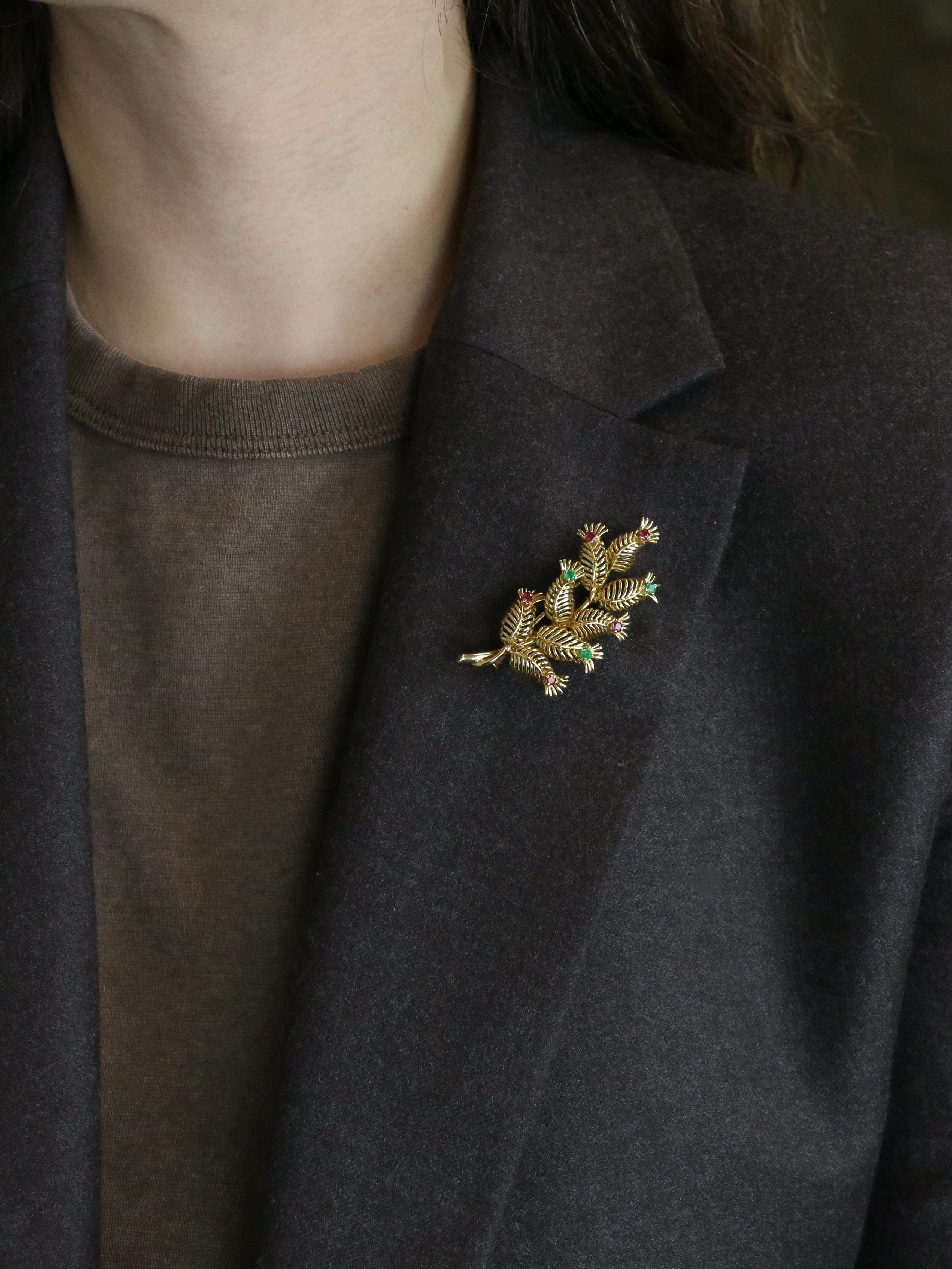 GUBELIN Broche feuille or rubis émeraudes