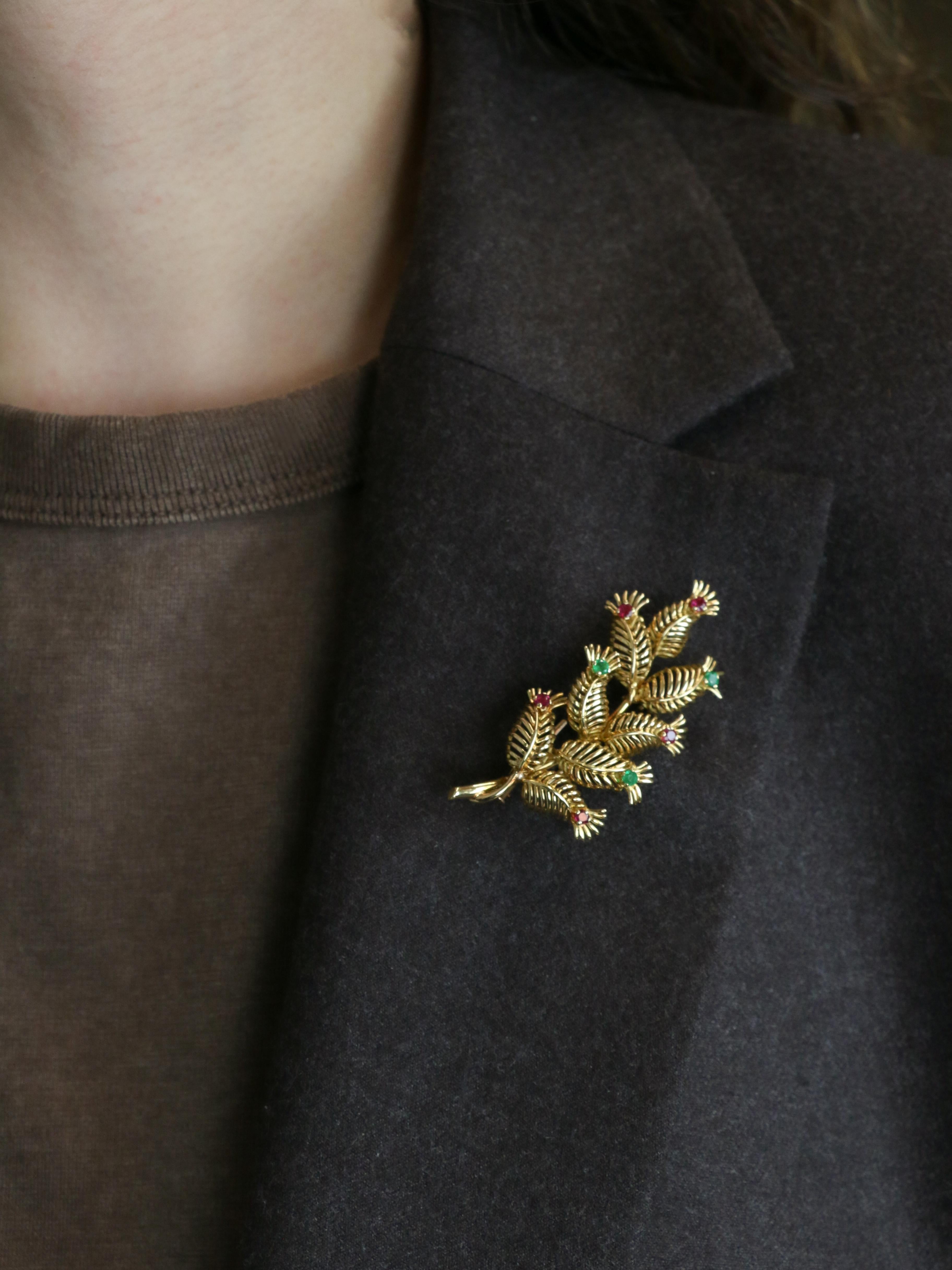 GUBELIN Broche feuille or rubis émeraudes