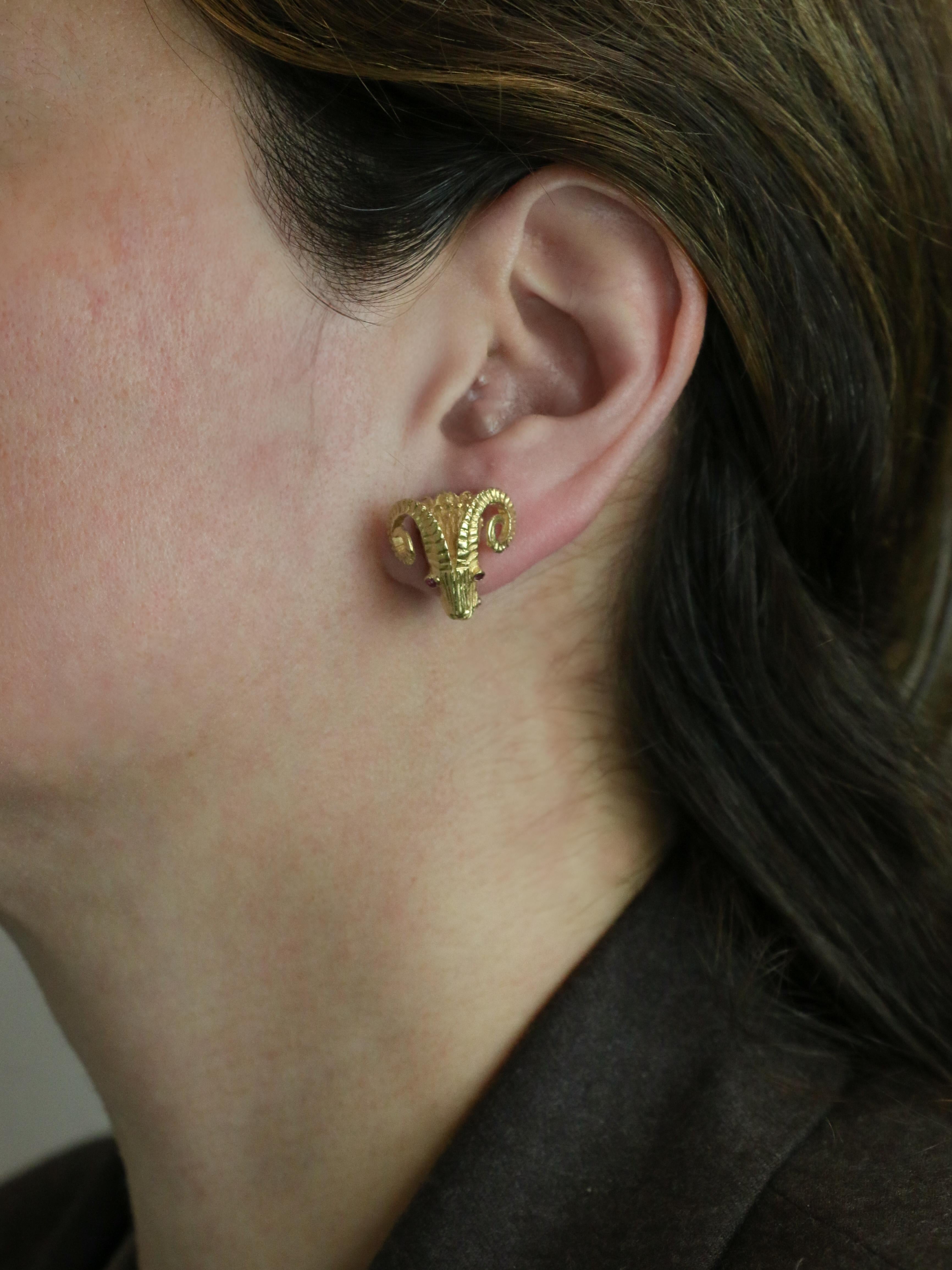 LALAOUNIS (Att. à) Clips d'oreilles tête de belier or jaune rubis