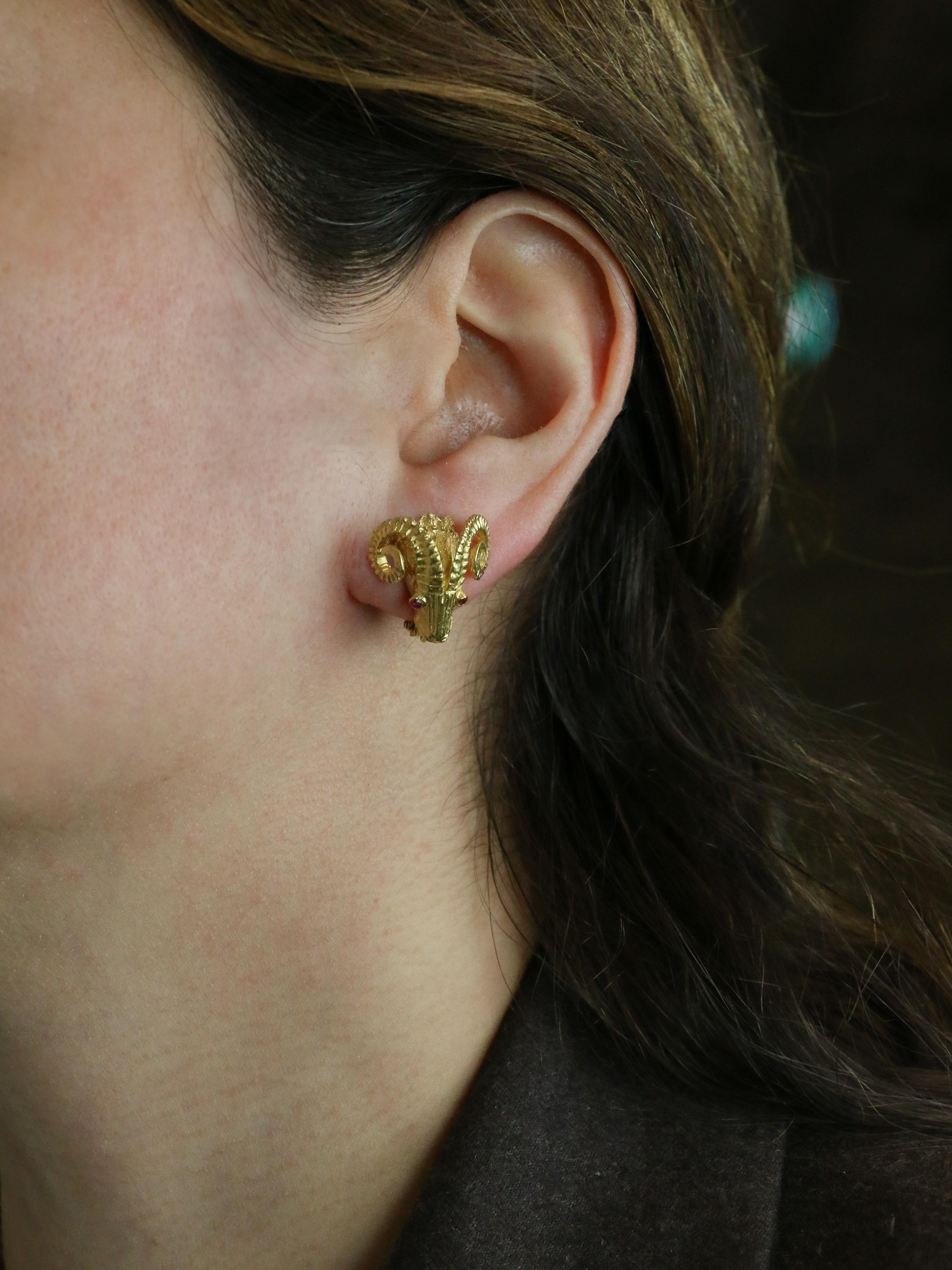 LALAOUNIS (Att. à) Clips d'oreilles tête de belier or jaune rubis