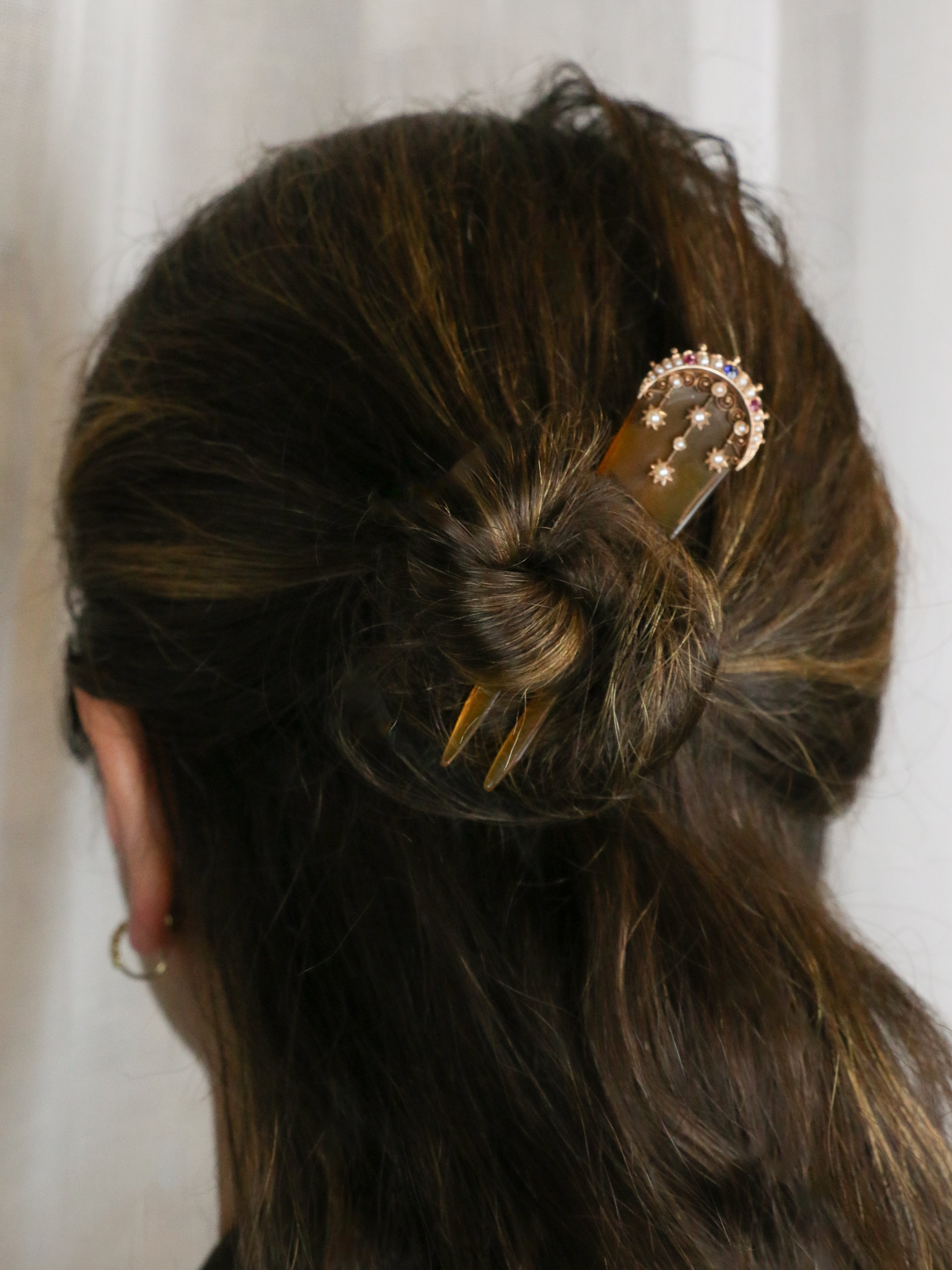 Peigne ancien en or, corne, perles fines, saphirs et rubis