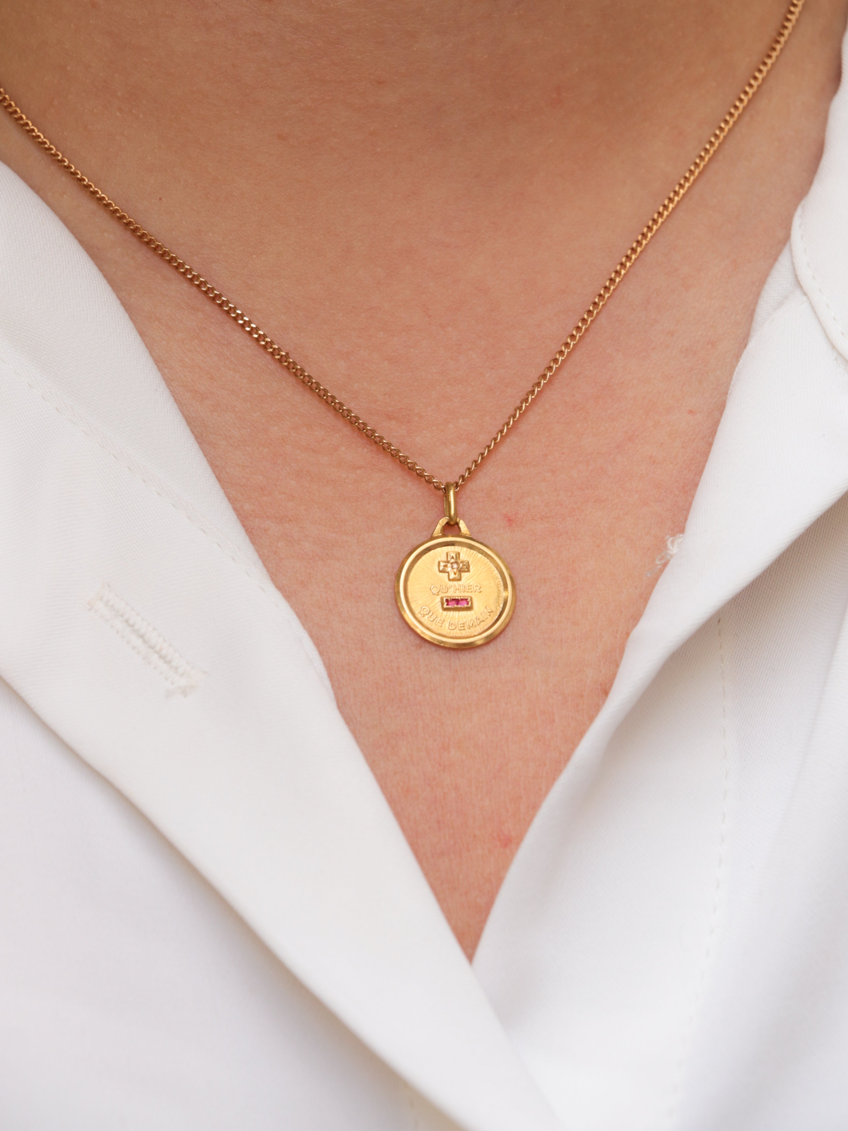 Médaille amour Augis Plus hier moins demain en or, diamant et rubis - ca 1970