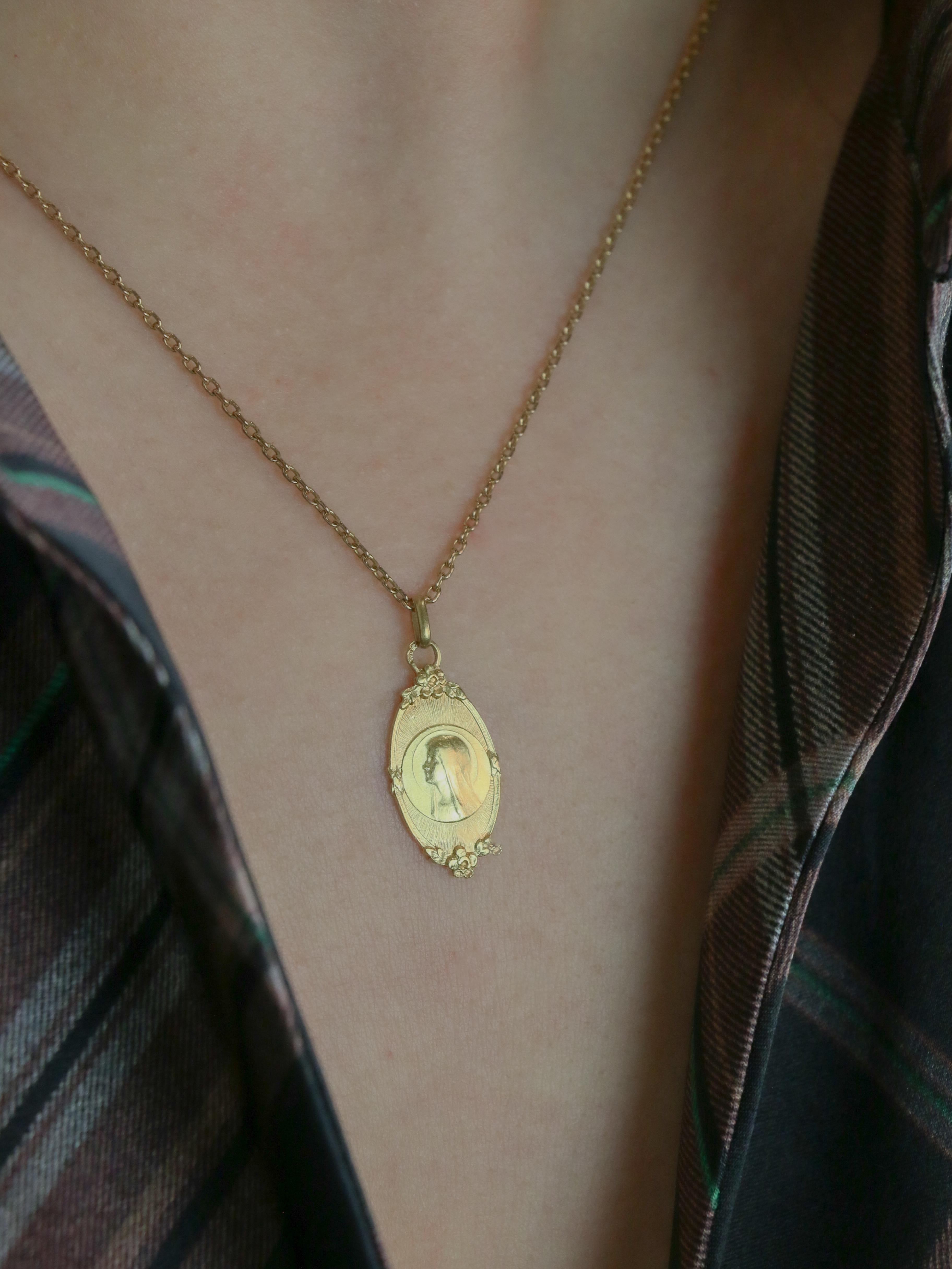 Médaille religieuse Art nouveau or jaune