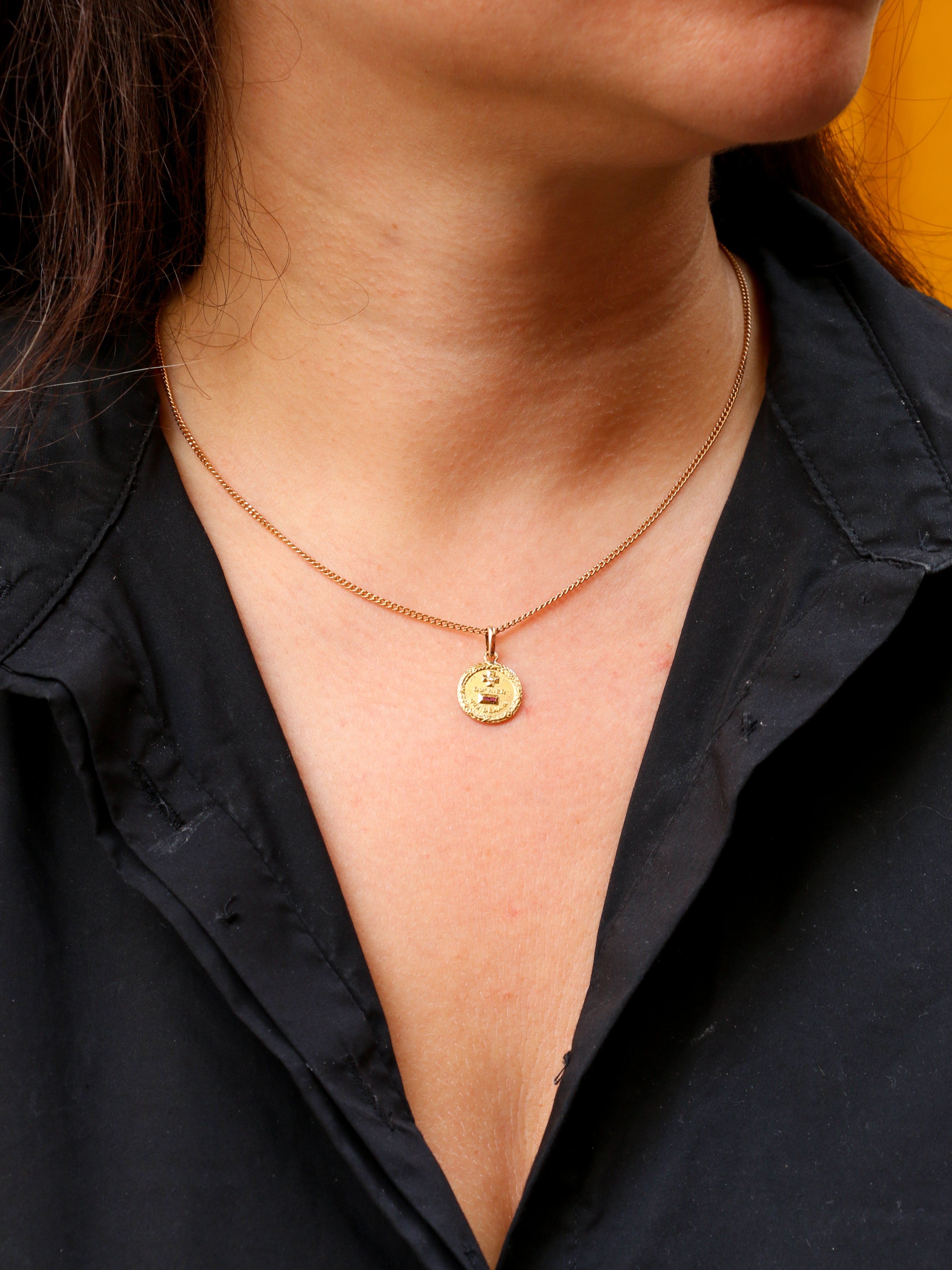 Médaille amour AUGIS en or jaune, Plus qu’hier moins que demain, ca 1950