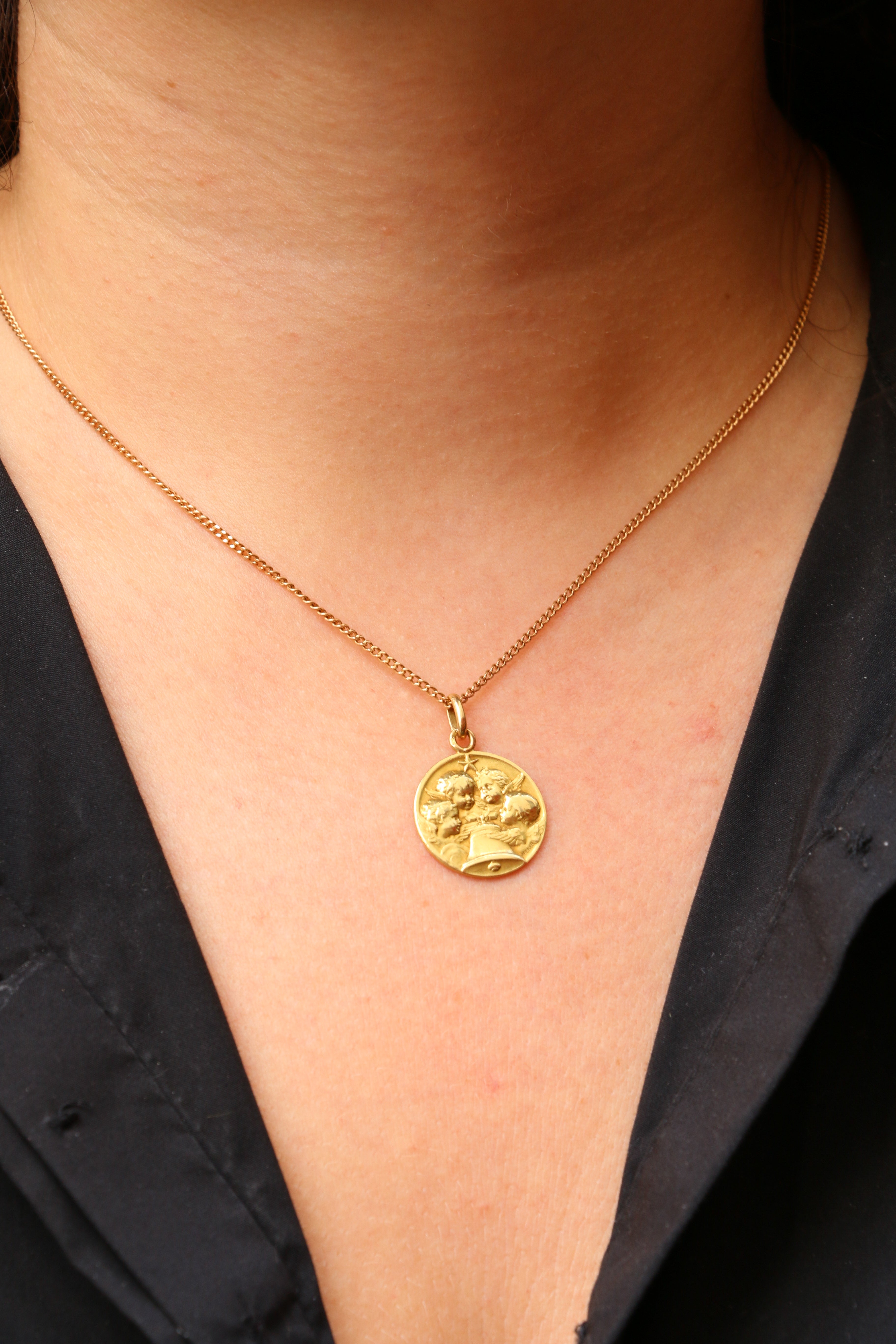 BECKER Médaille religieuse vintage en or jaune figurant l’Angelus