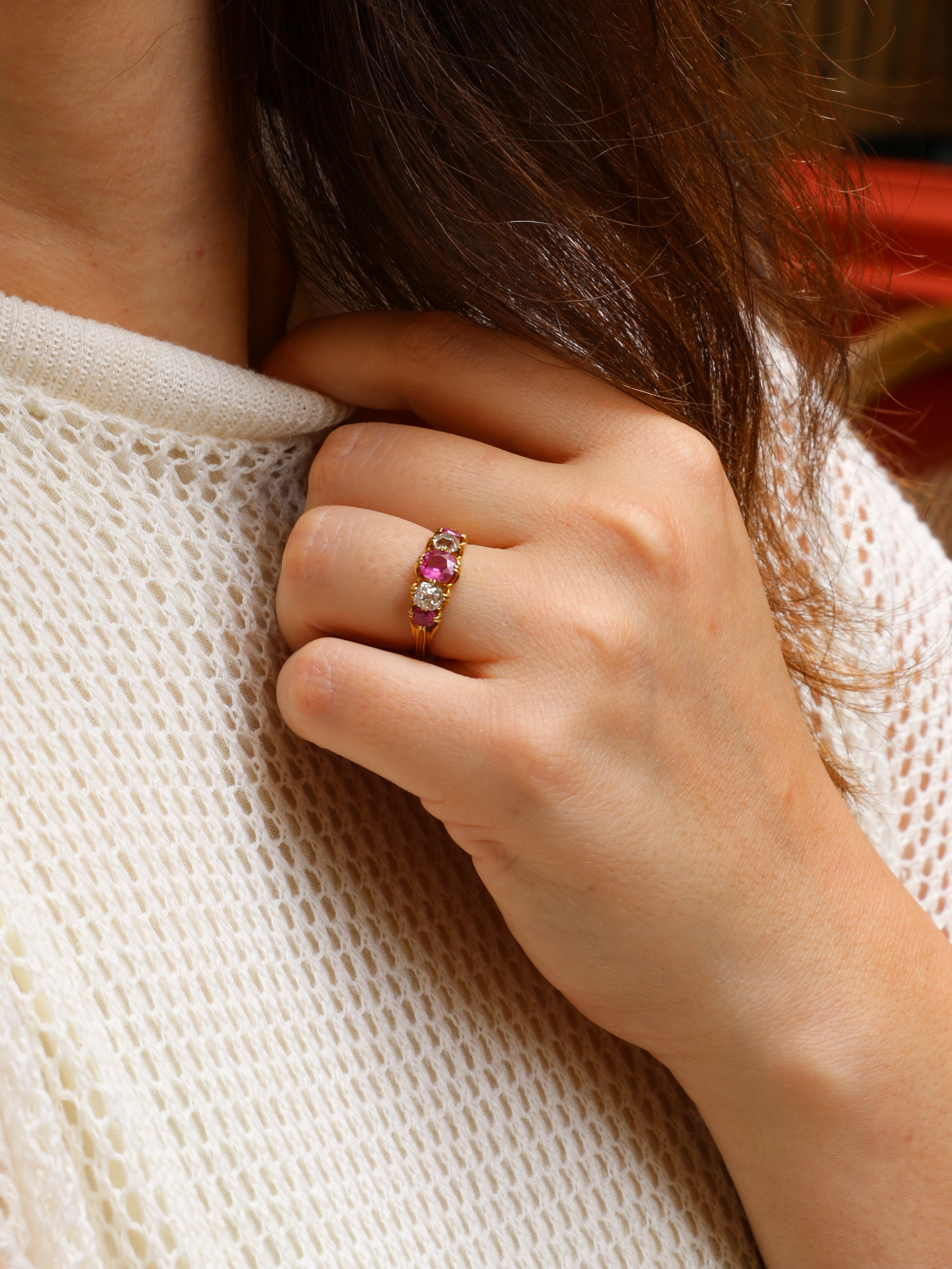 Bague jarretière saphirs roses diamants taille ancienne