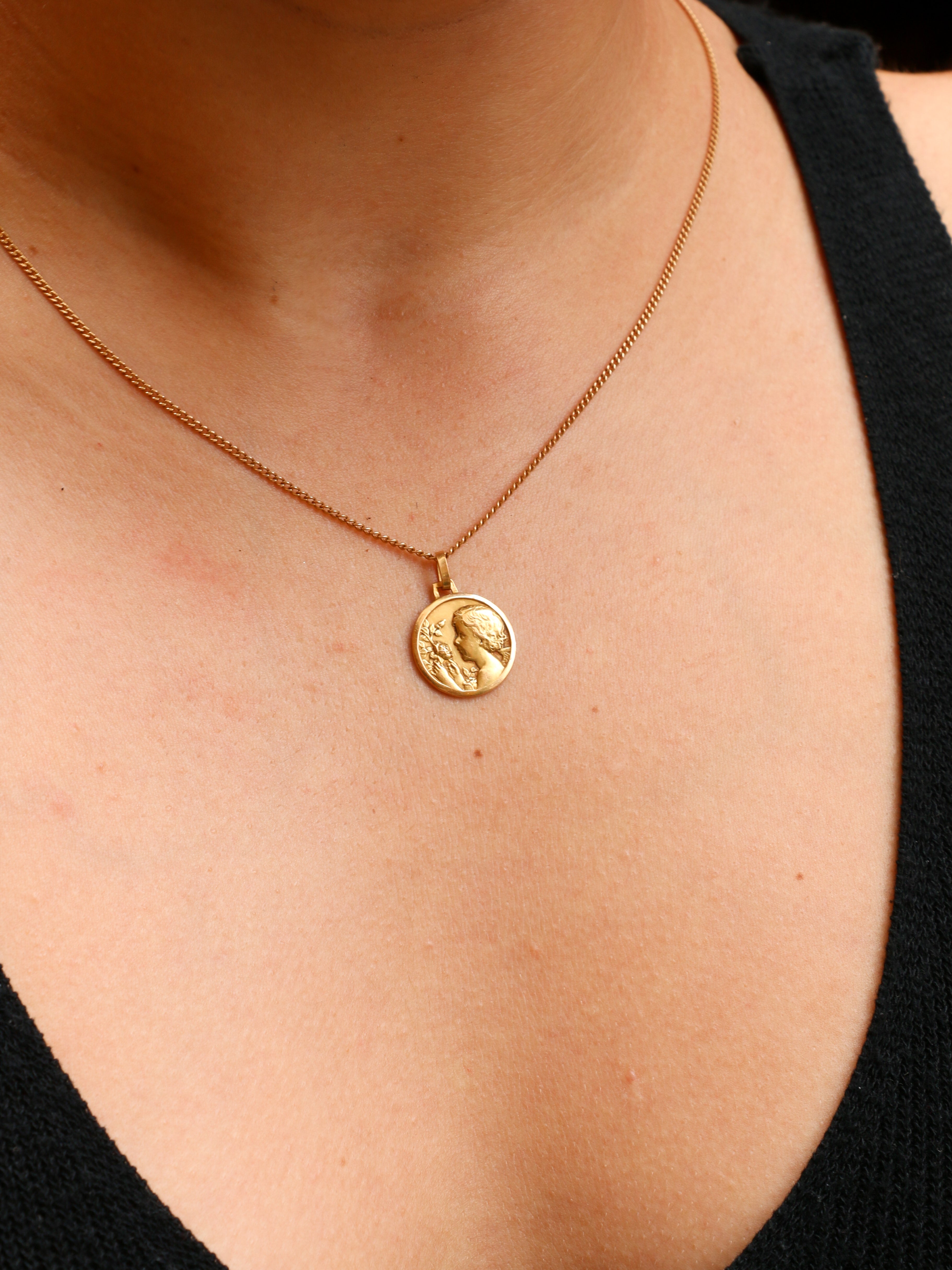 Pendentif Médaille Art Nouveau en or figurant la fillette à la rose