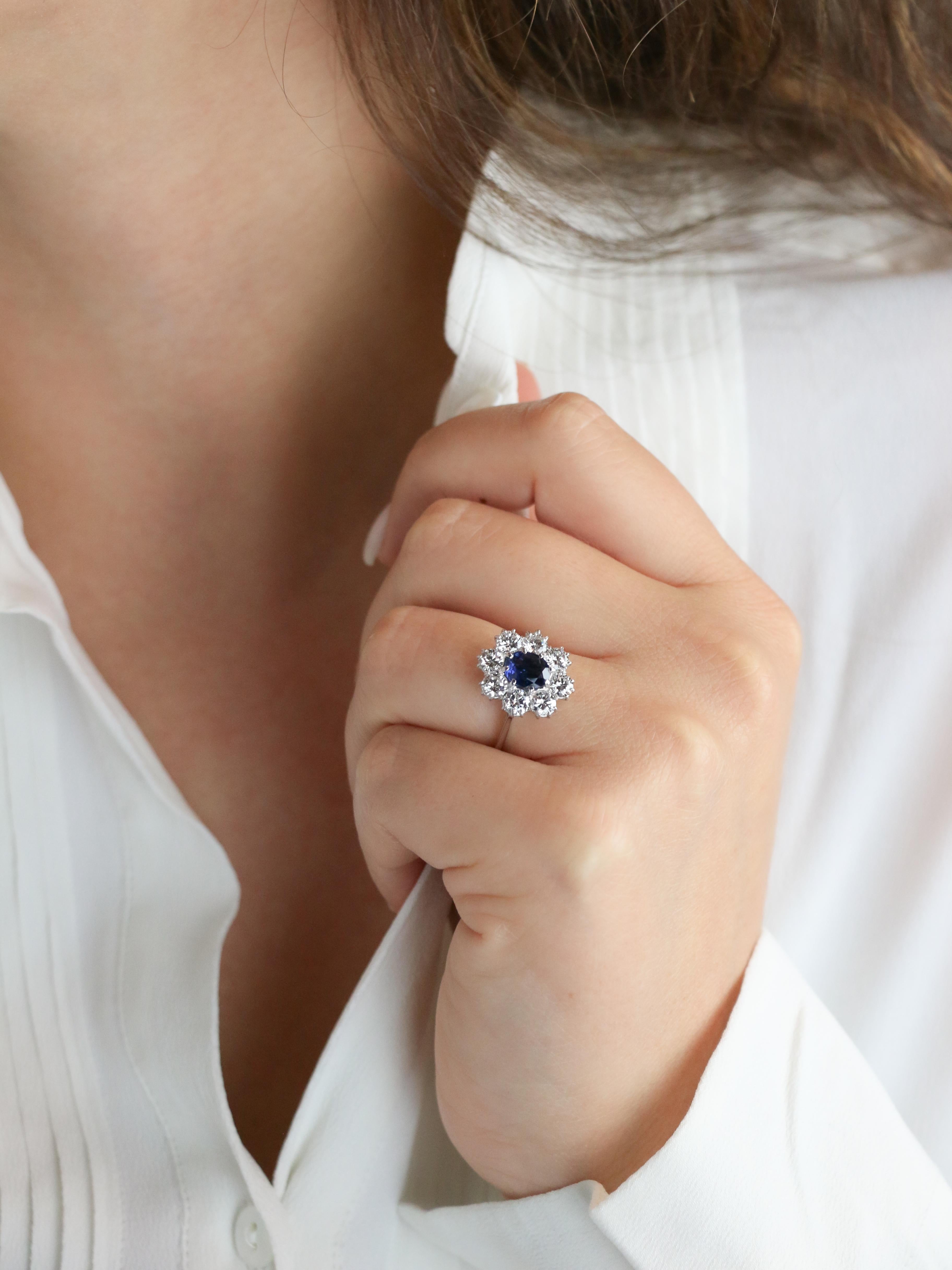 Bague marguerite or blanc saphir ovale diamants