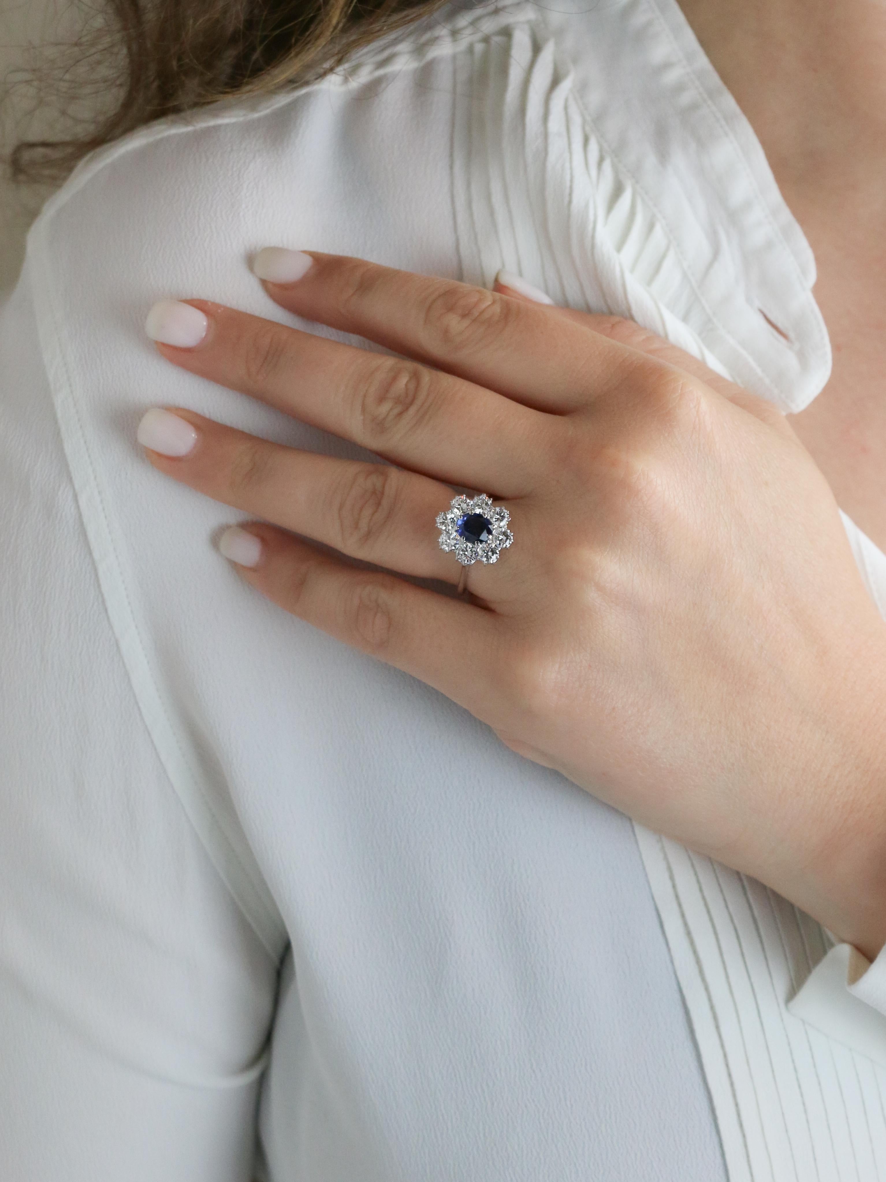 Bague marguerite or blanc saphir ovale diamants