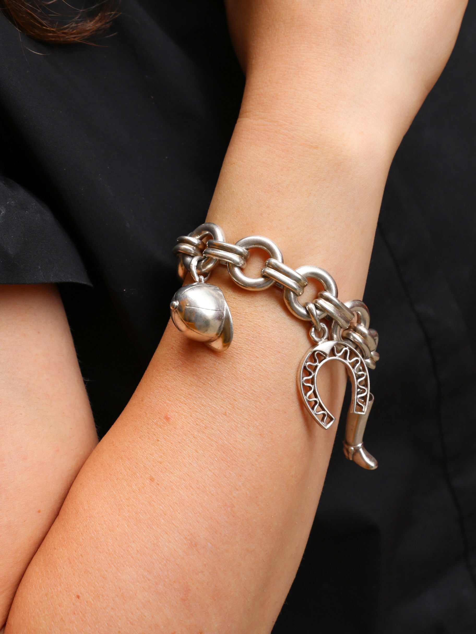 Gaétan de Percin (attribué à HERMES) Bracelet en argent et breloques thème hippique